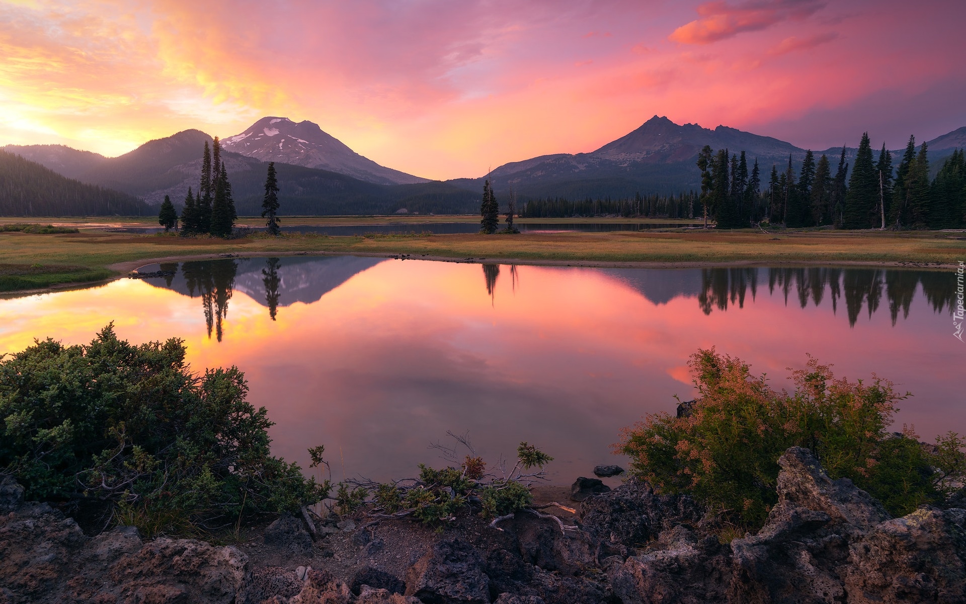 Góry Kaskadowe, Las, Drzewa, Wschód słońca, Jezioro, Sparks Lake, Odbicie, Hrabstwo Deschutes, Oregon, Stany Zjednoczone