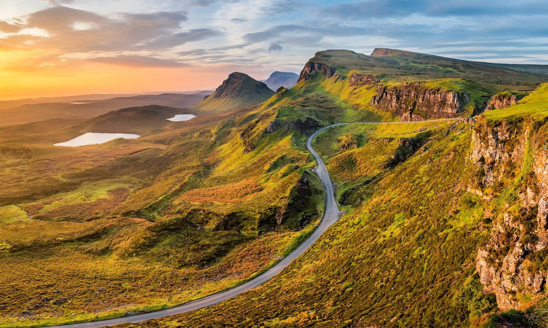 Szkocja, Wyspa Skye, Quiraing, Wzgórza, Góry, Ścieżka, Jeziora, Chmury