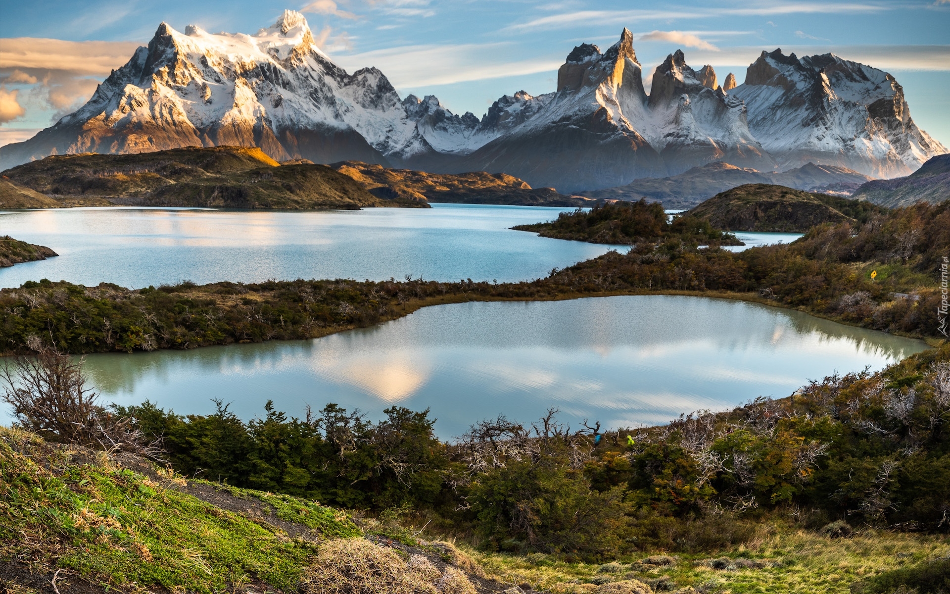 Jeziora, Góry, Cordillera del Paine, Chmury, Krzewy, Park Narodowy Torres del Paine, Patagonia, Chile