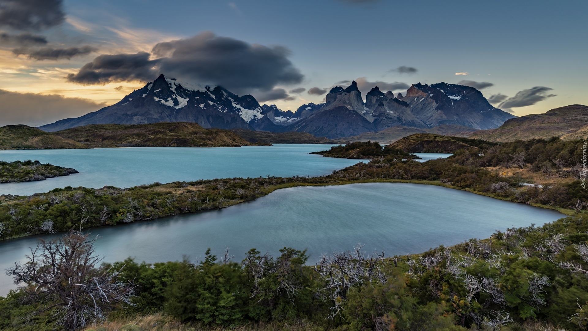 Góry Torres del Paine, Ośnieżone, Szczyty, Jezioro, Chmury, Krzewy, Park Narodowy Torres del Paine, Patagonia, Chile