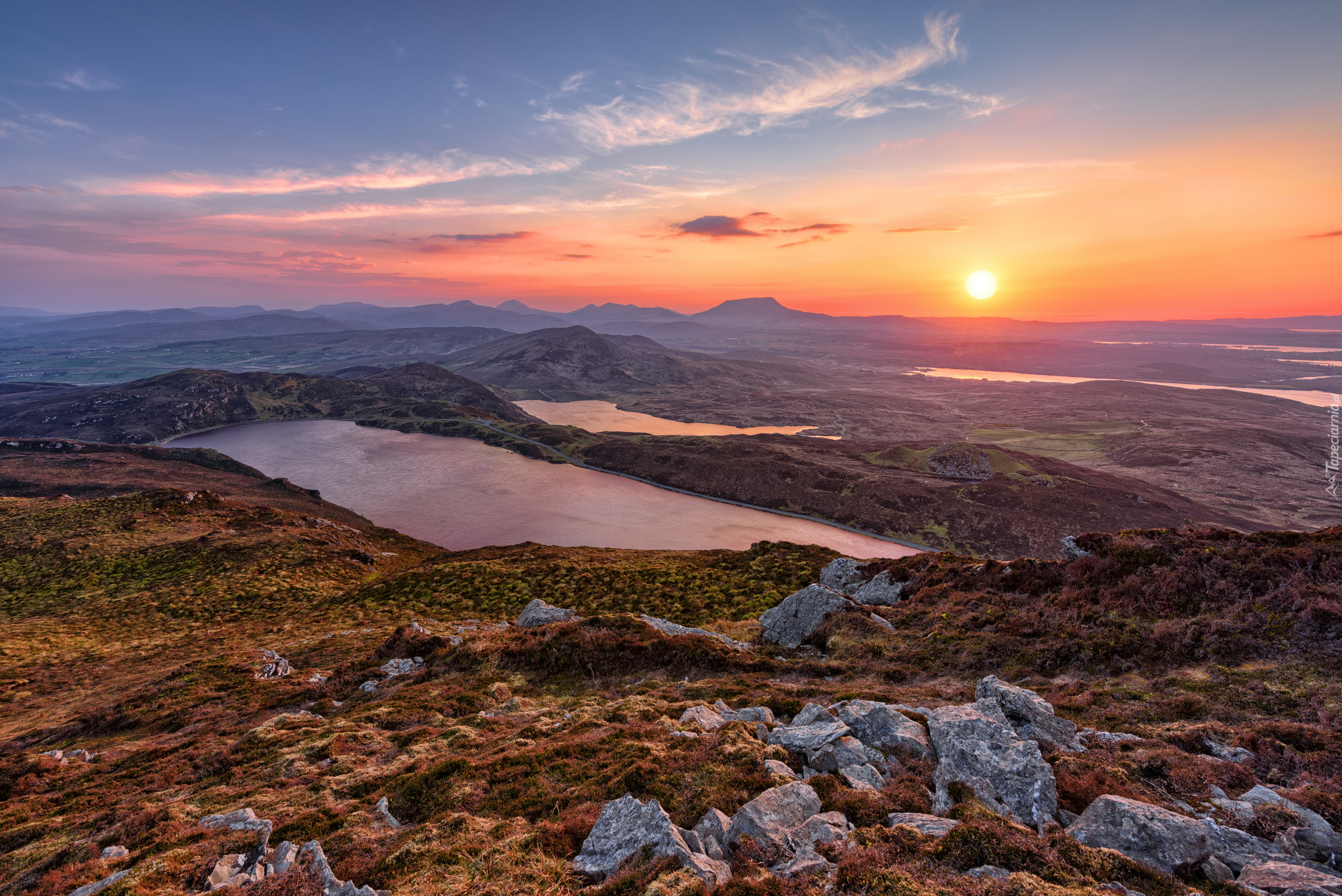 Jezioro Lough Greenan, Jezioro Lough Salt, Góry Derryveagh, Hrabstwo Donegal, Irlandia, Zachód słońca