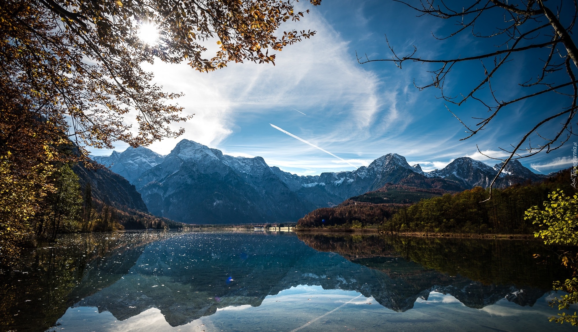 Austria, Góry, Alpy, Dolina Almtal, Jezioro Almsee, Drzewa, Promienie słońca, Chmury