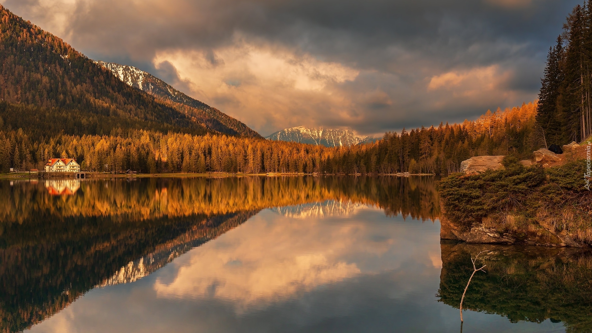 Jesień, Góry, Jezioro, Anterselva Lake, Antholzer See, Dolomity, Drzewa, Las, Dom, Hotel Seehaus, Włochy