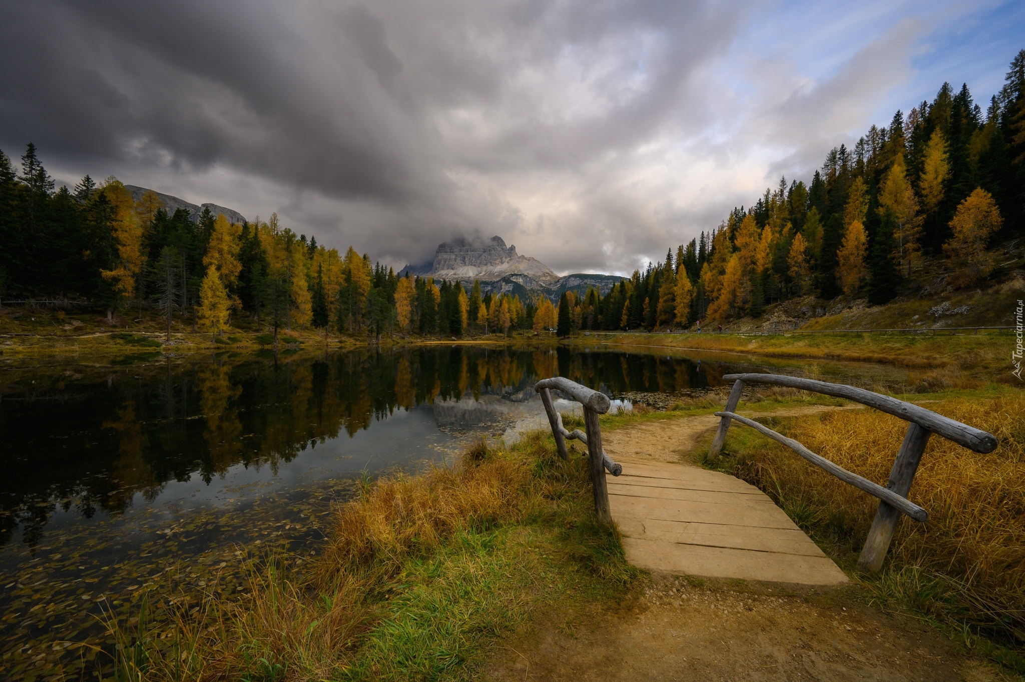 Góry, Dolomity, Las, Drzewa, Jezioro, Antorno Lake, Mostek, Trawa, Chmury, Jesień, Włochy