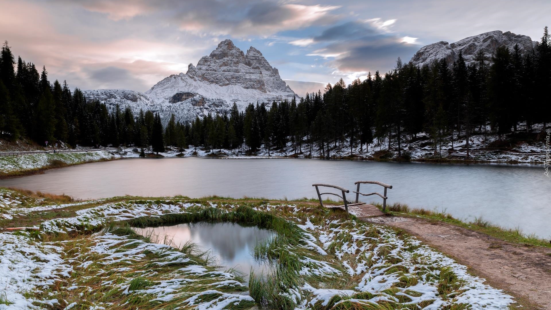 Zima, Jezioro Antorno Lake, Góry, Dolomity, Masyw Tre Cime di Lavaredo, Las, Drzewa, Mostek, Prowincja Belluno, Włochy