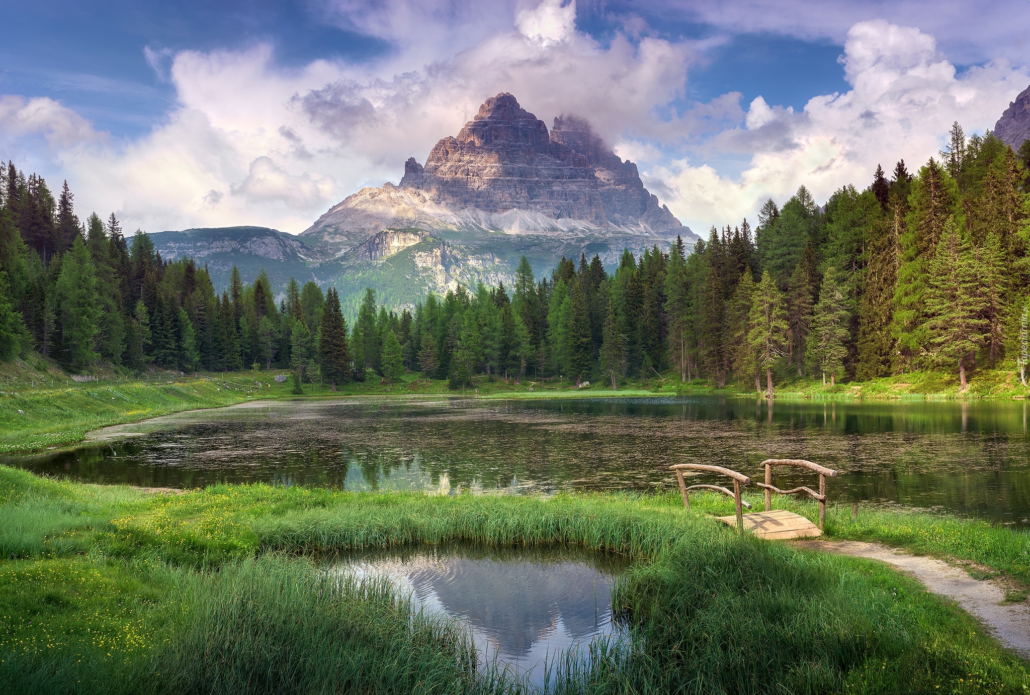 Jezioro Antorno Lake, Góry Dolomity, Masyw Tre Cime di Lavaredo, Las, Drzewa, Mostek, Prowincja Belluno, Włochy