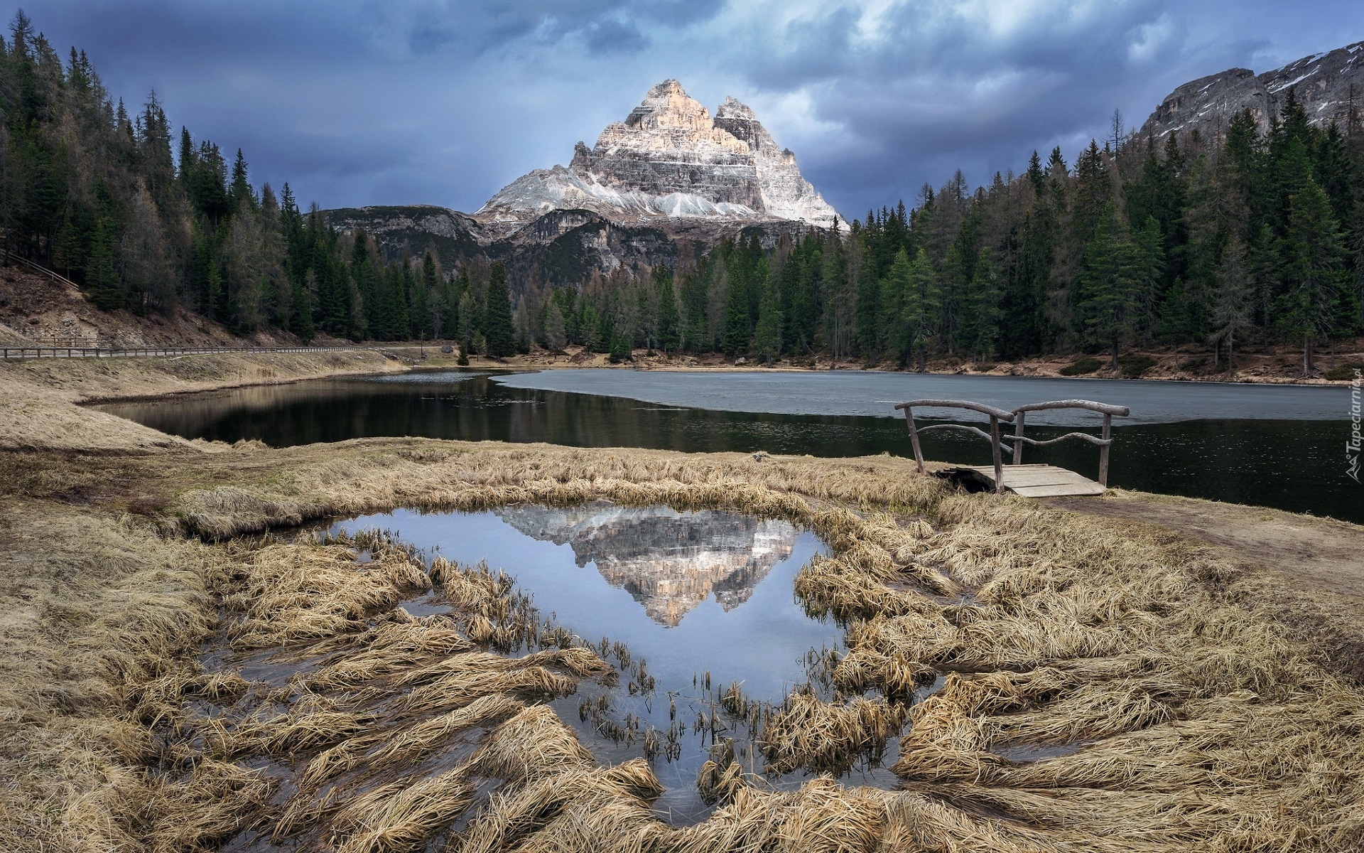 Włochy, Prowincja Belluno, Jezioro, Antorno Lake, Góry, Dolomity, Masyw, Tre Cime di Lavaredo, Drzewa, Mostek