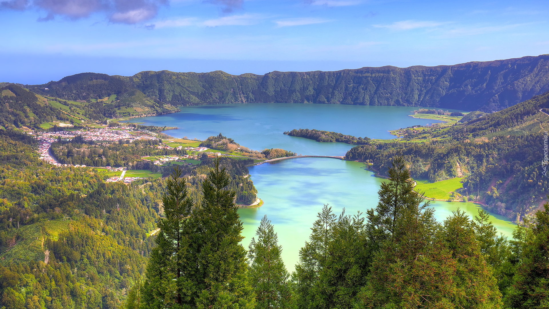 Jezioro Azul, Jezioro Verde, Wzgórza, Lasy, Drzewa, Obłoki, Miasto Ponta Delgada, Sete Cidades, Wyspa Sao Miguel, Azory, Portugalia