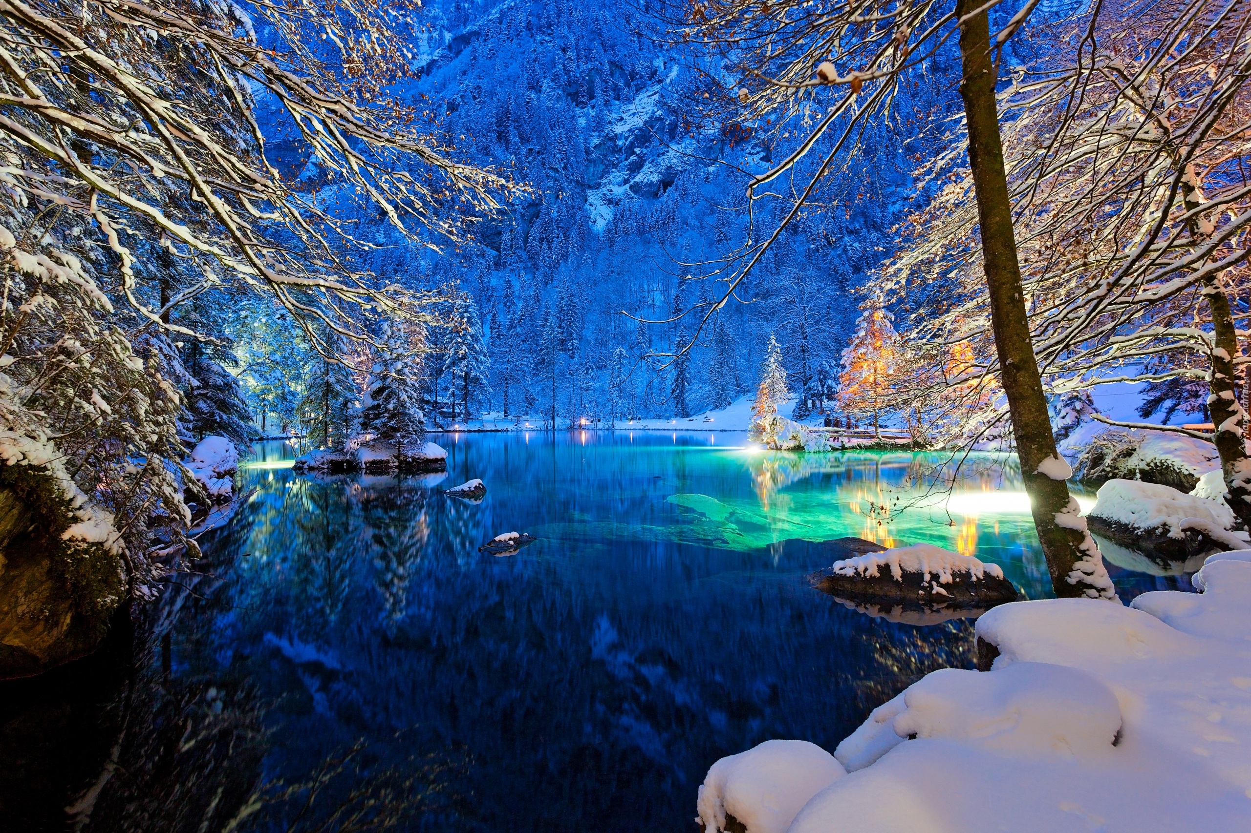 Szwajcaria, Kanton Berno, Dolina Kander Valley, Jezioro Blausee,   Zima, Drzewa, Światła, Noc, Śnieg, Odbicie