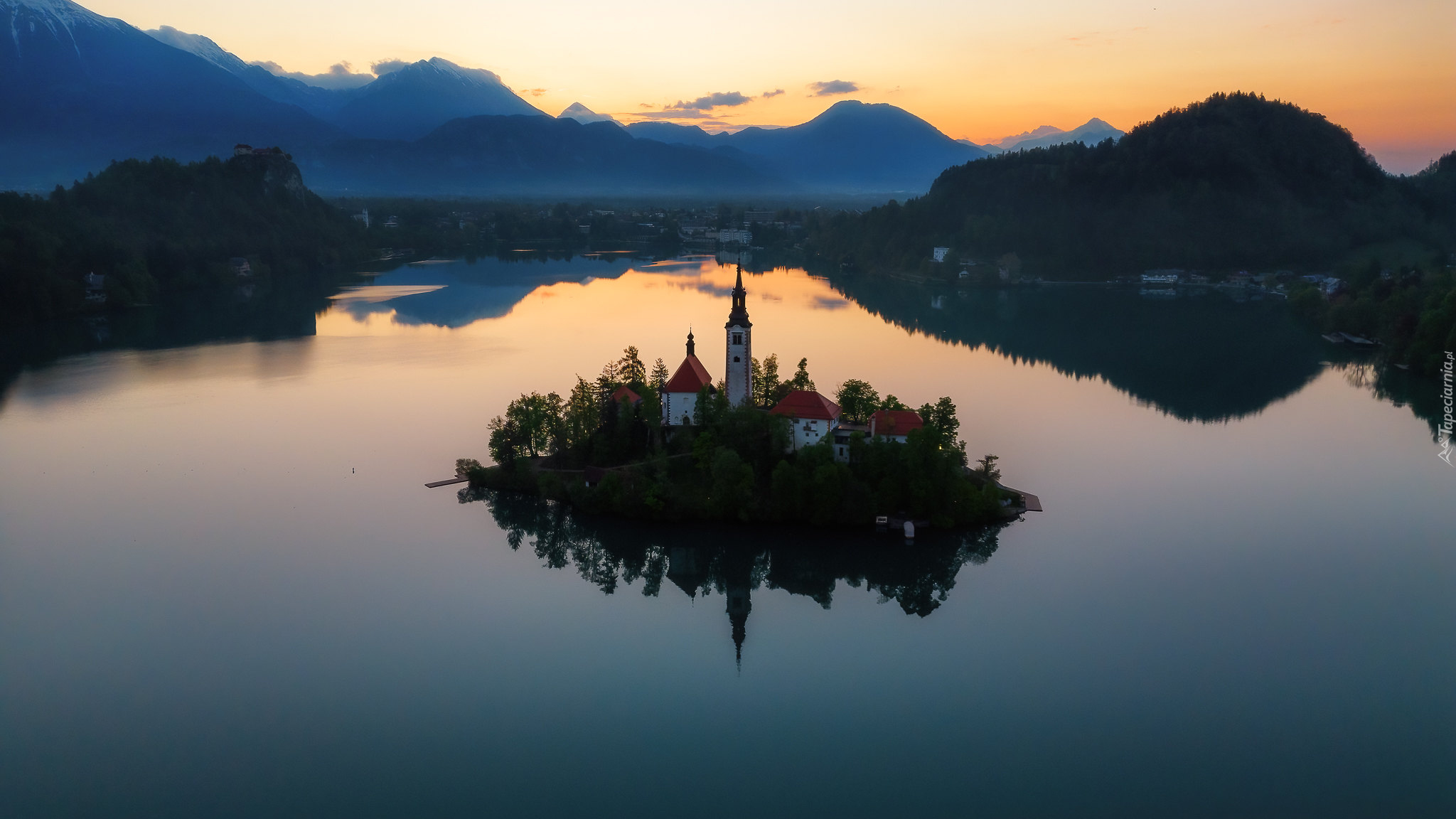 Słowenia, Jezioro Bled, Wyspa Blejski Otok, Kościół Zwiastowania Marii Panny, Drzewa, Wschód słońca, Góry