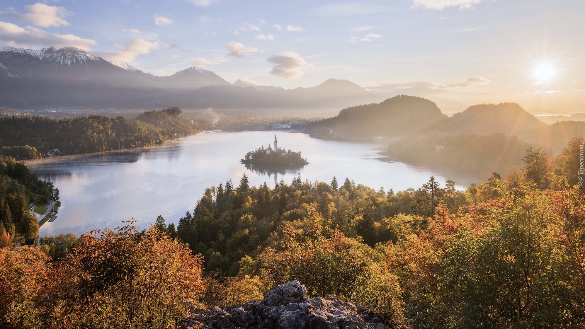 Słowenia, Jezioro Bled, Kościół, Jesień, Wyspa, Blejski Otok, Mgła, Promienie słońca, Góry, Alpy