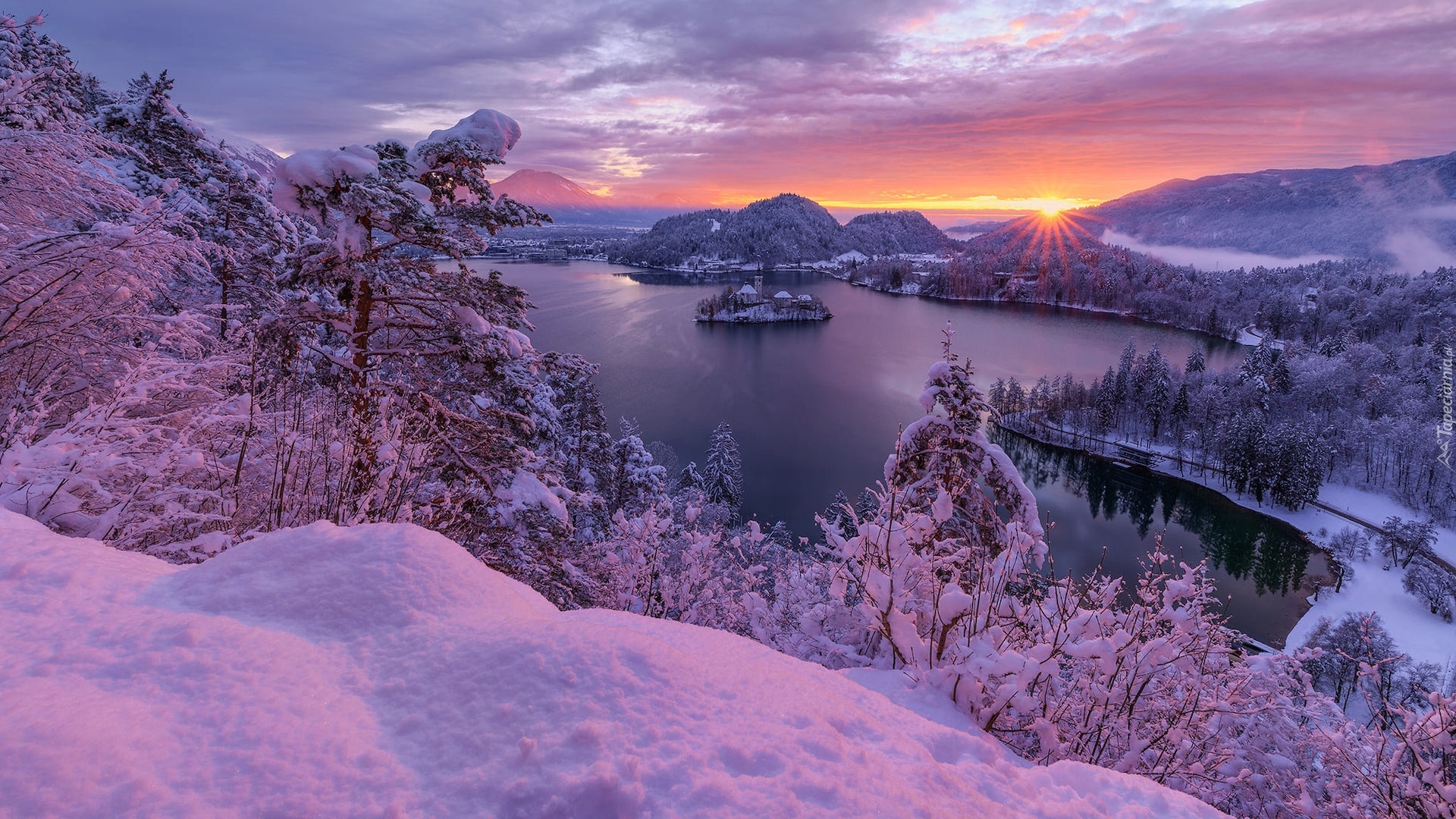 Zima, Śnieg, Góry, Słowenia, Jezioro Bled, Wysepka, Drzewa, Ośnieżone, Promienie słońca
