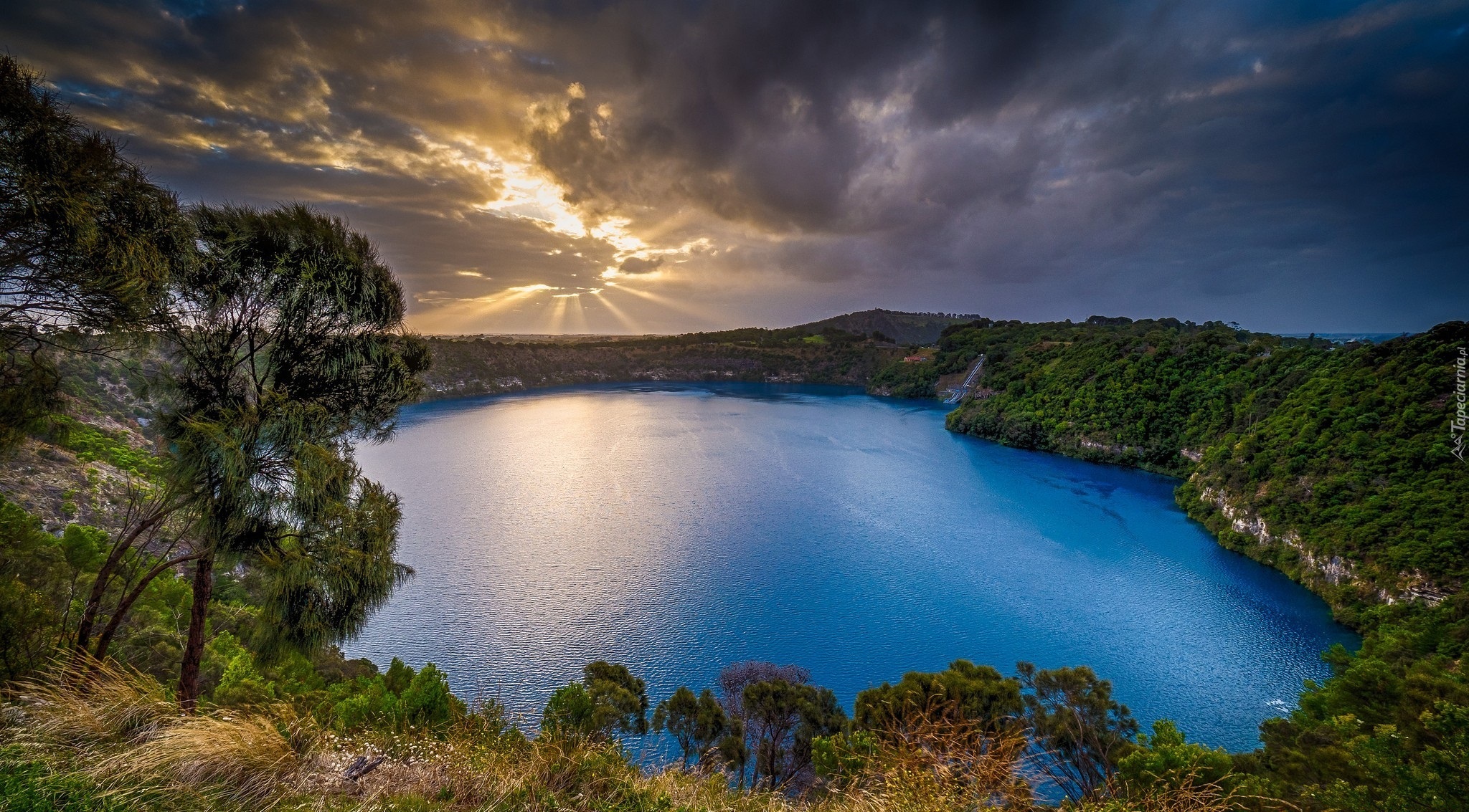 Australia, Jezioro Blue Lake, Drzewa, Chmury, Przebijające światło