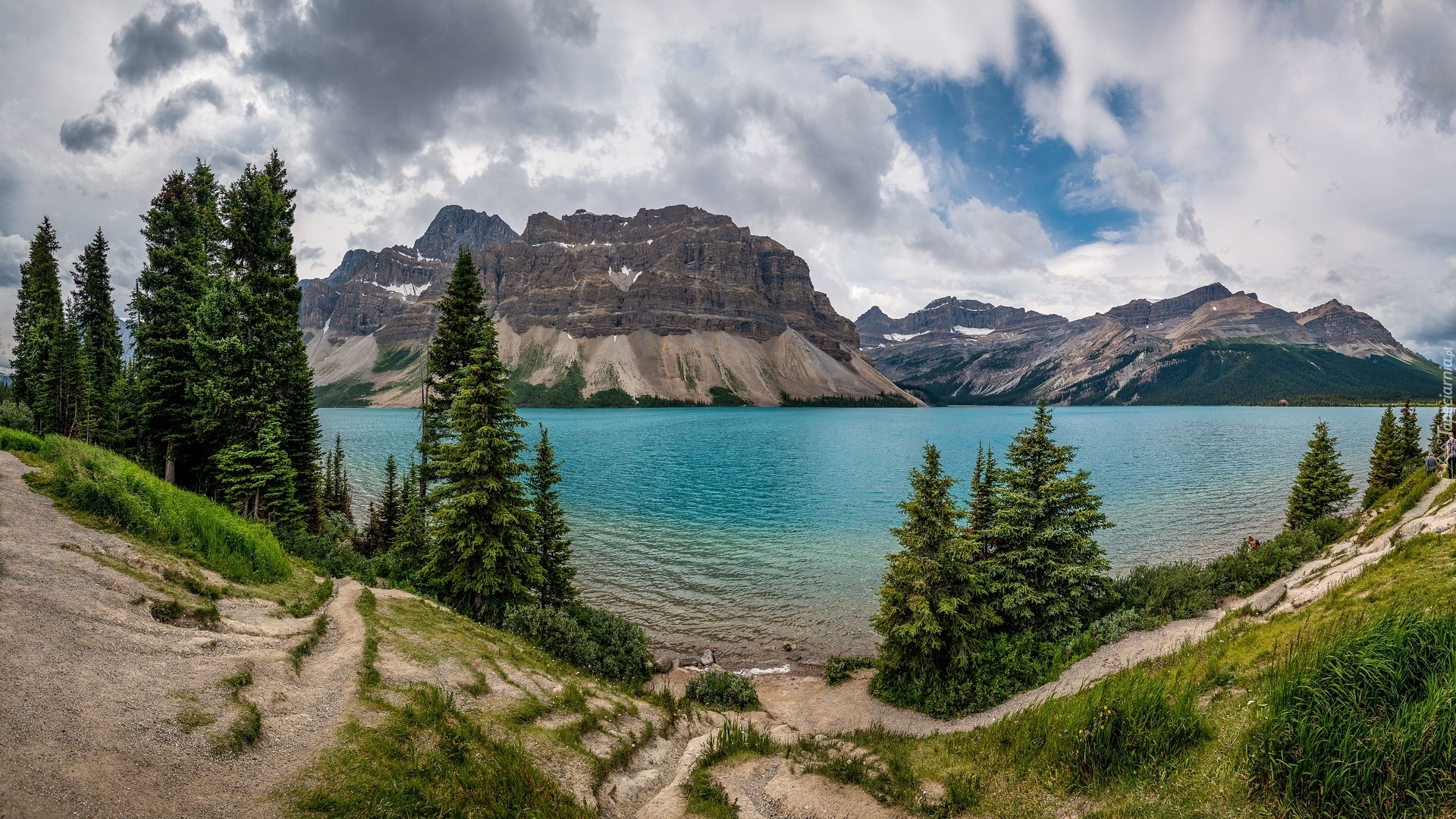 Kanada, Prowincja Alberta, Park Narodowy Banff, Jezioro Bow Lake, Góry, Drzewa, Chmury