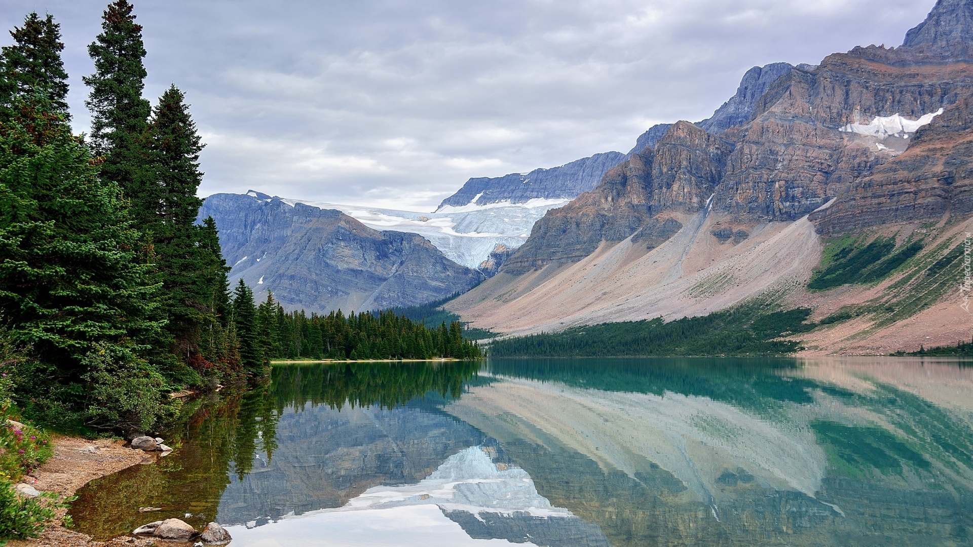 Góry Skaliste, Jezioro Bow Lake, Park Narodowy Banff, Kanada, Drzewa, Chmury