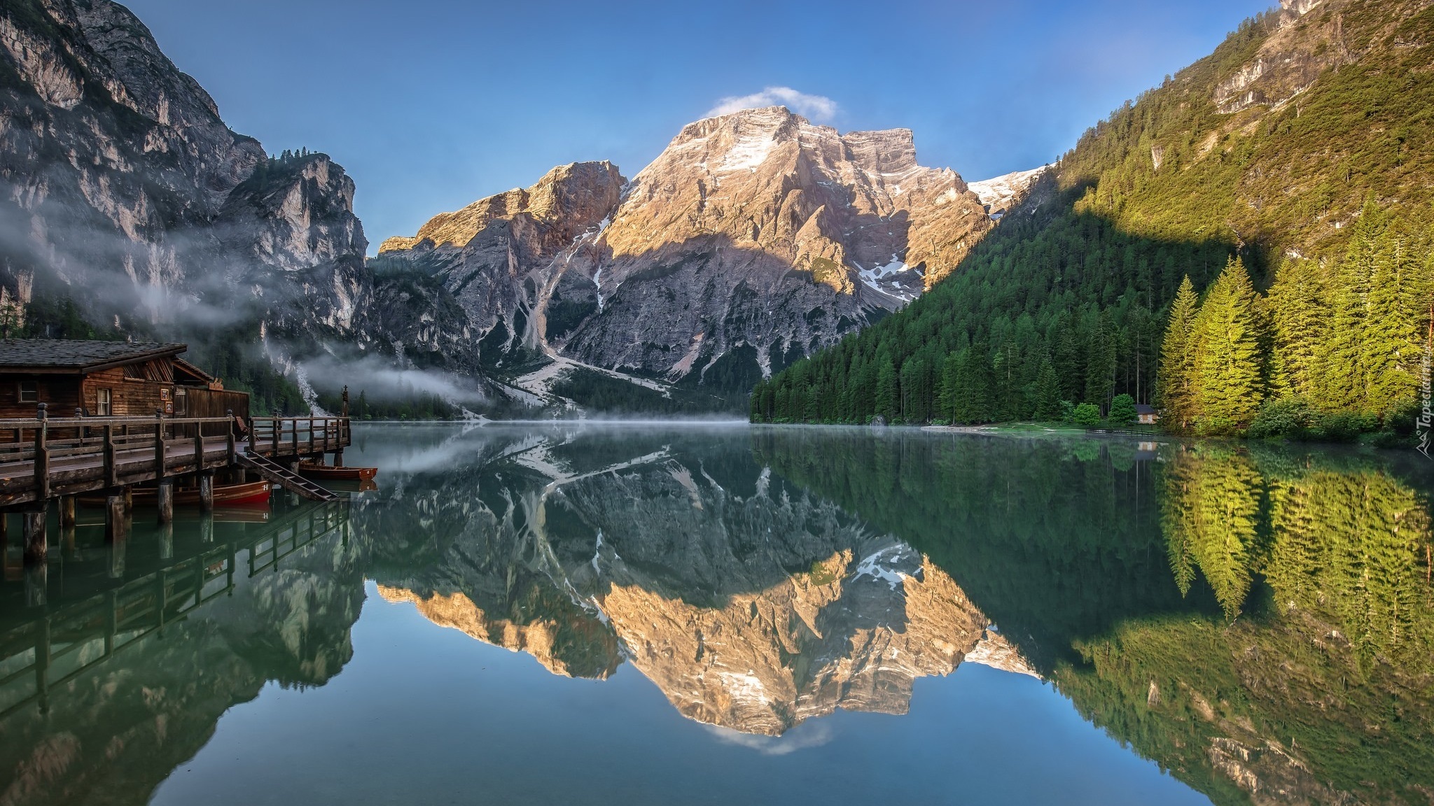 Włochy, Jezioro Pragser Wildsee, Góry, Dolomity, Drzewa, Domki, Odbicie, Łodzie