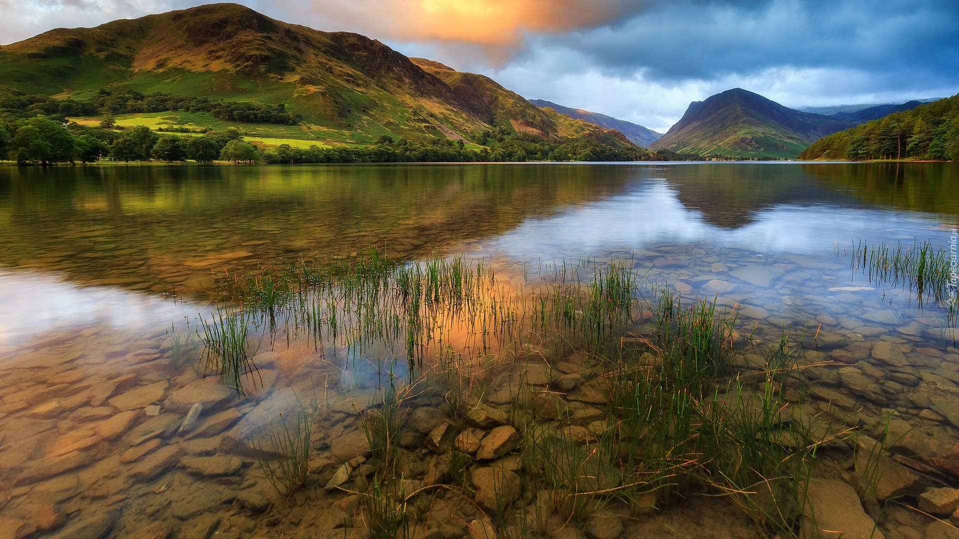 Anglia, Kraina Lake District, Jezioro Buttermere, Góry, Kamienie, Trawa