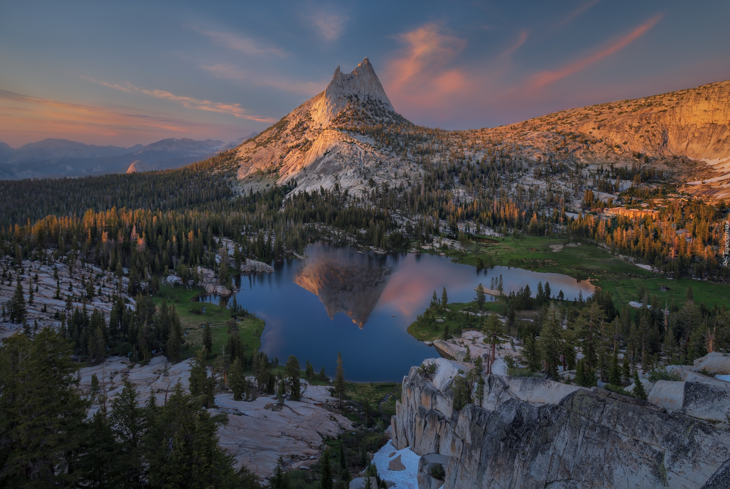 Jezioro Cathedral Lake, Park Narodowy Yosemite, Hrabstwo Mariposa, Kalifornia, Góry Cathedral Peak, Drzewa, Odbicie