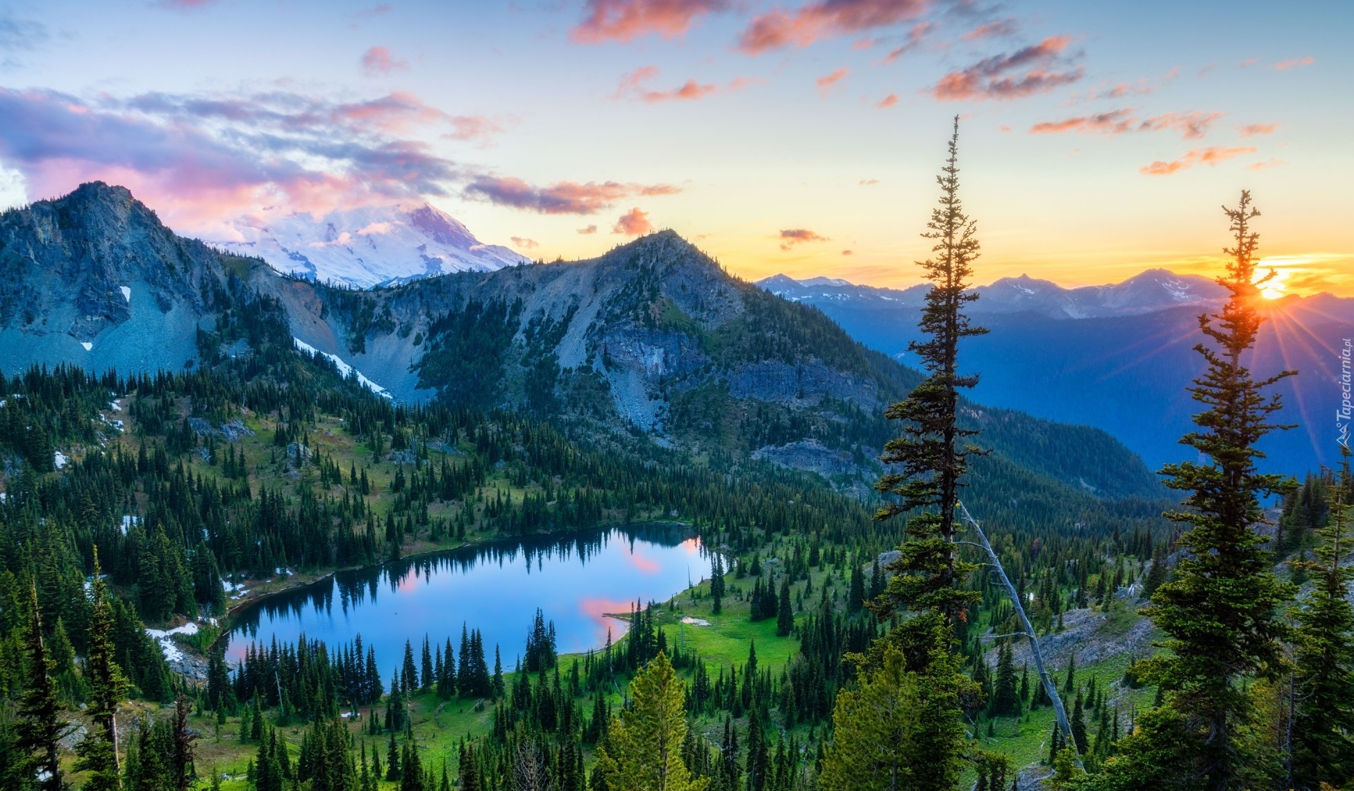 Góry, Jezioro Crystal Lake, Drzewa, Promienie słońca, Chmury, Park Narodowy Mount Rainier, Stan Waszyngton, Stany Zjednoczone