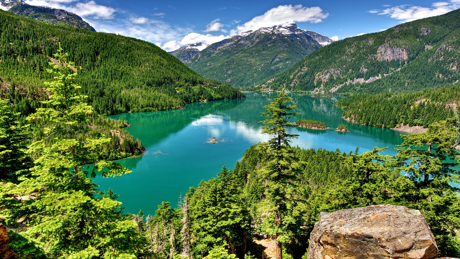 Stany Zjednoczone, Stan Waszyngton, Park Narodowy Północnych Gór Kaskadowych, Góry, Jezioro Diablo Lake, Wysepki, Drzewa, Chmury