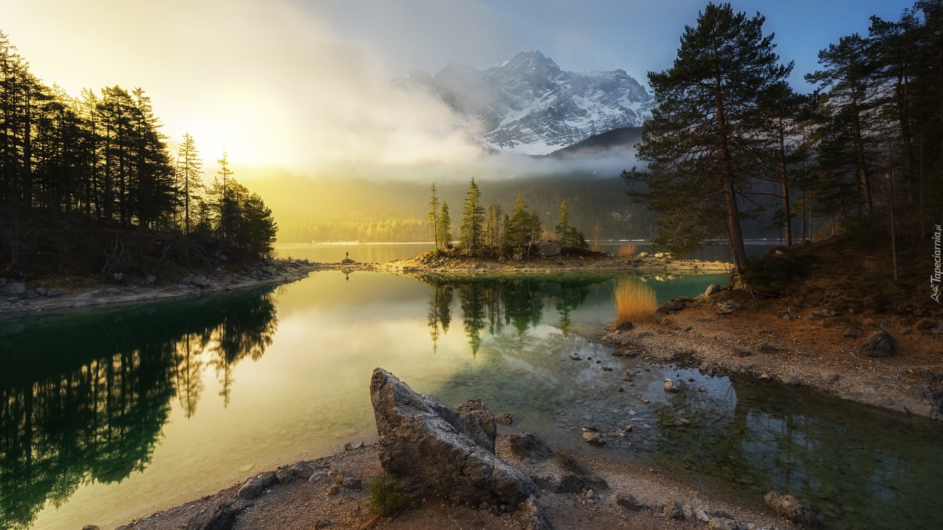 Niemcy, Bawaria, Góry Wettersteingebirge, Szczyt Zugspitze, Jezioro Eibsee, Las, Drzewa, Mgła, Wschód słońca