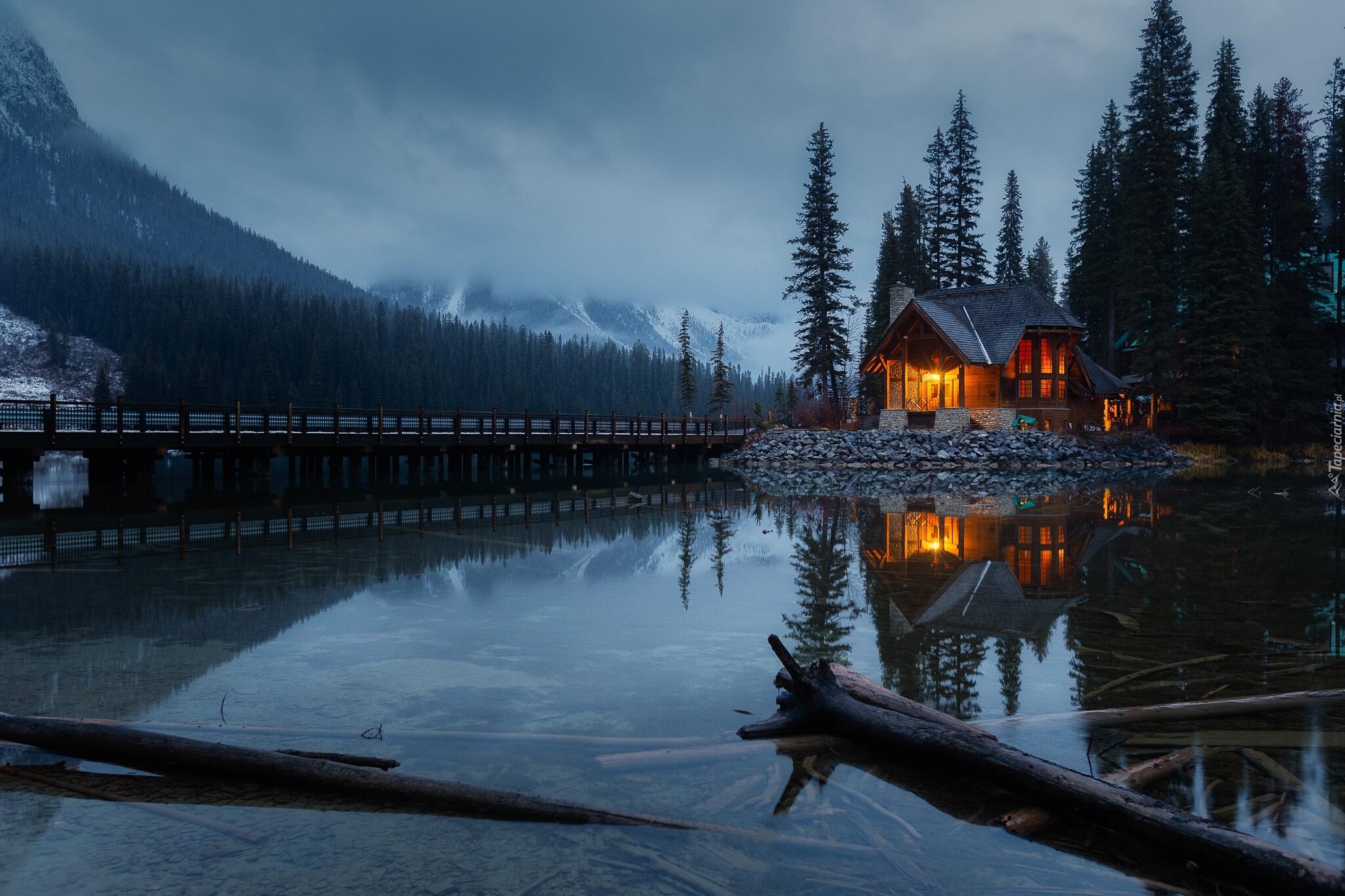 Park Narodowy Yoho, Jezioro, Emerald Lake, Dom, Odbicie, Most, Góry, Chmury, Drzewa, Zmierzch, Kanada