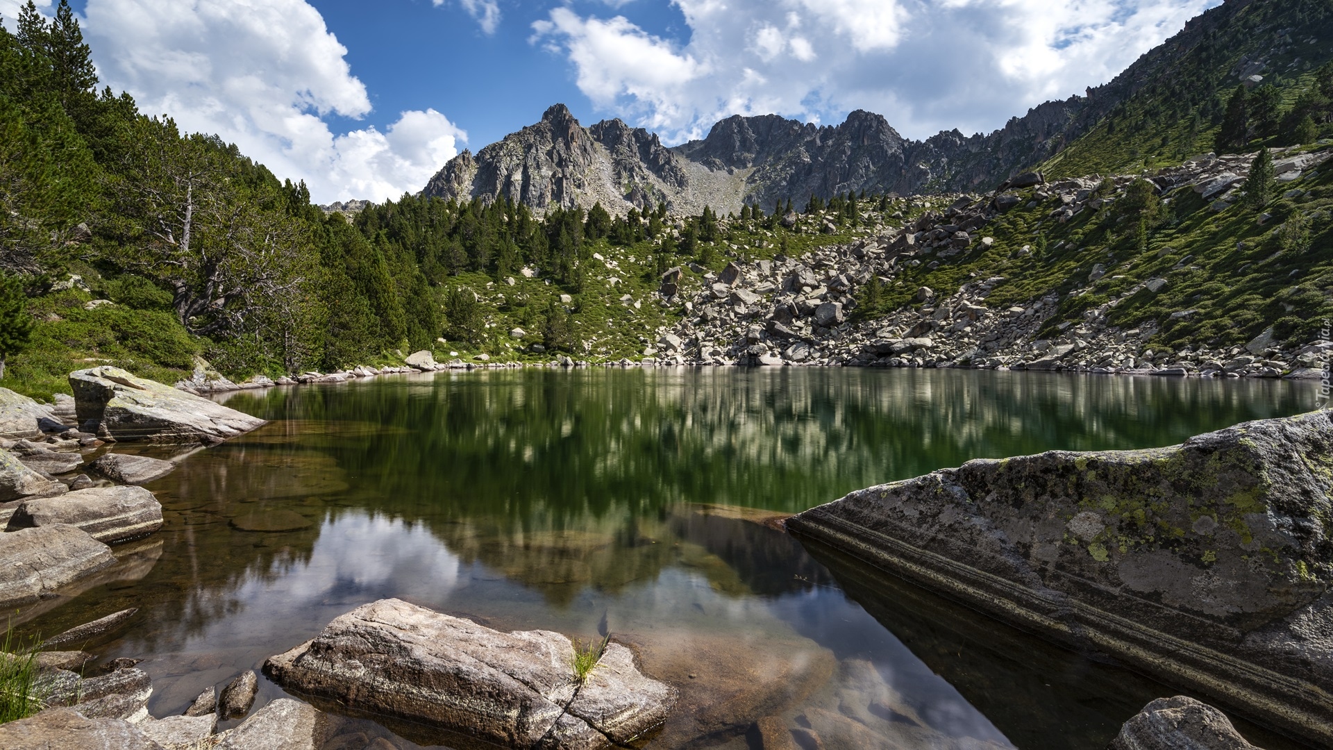 Góry, Pireneje, Jezioro, Estany Moreno, Drzewa, Kamienie, Chmury, Odbicie, Encamp, Andora