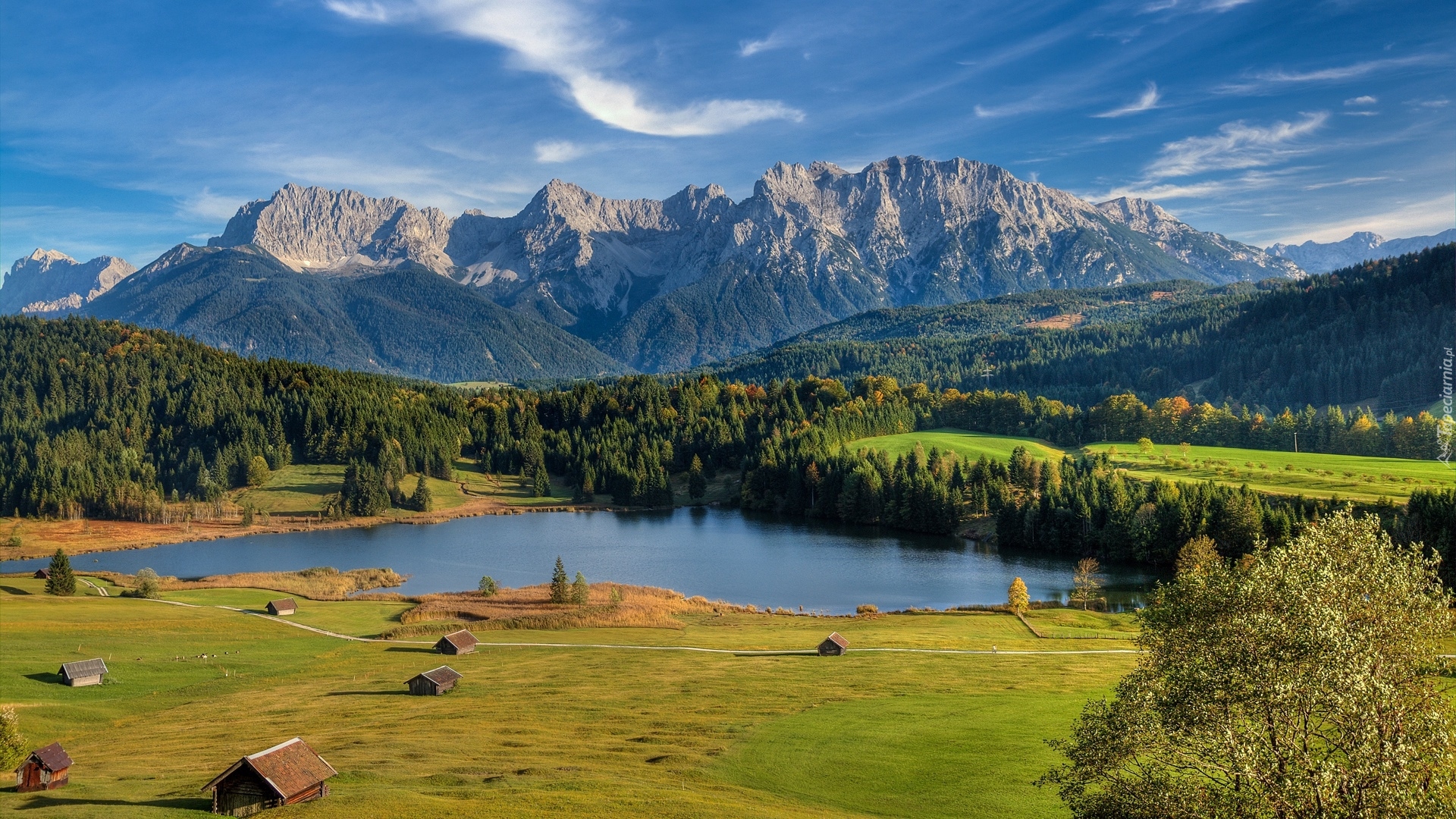 Jezioro Geroldsee, Góry Alpy, Miejscowość Krun, Domki, Lasy, Bawaria, Niemcy