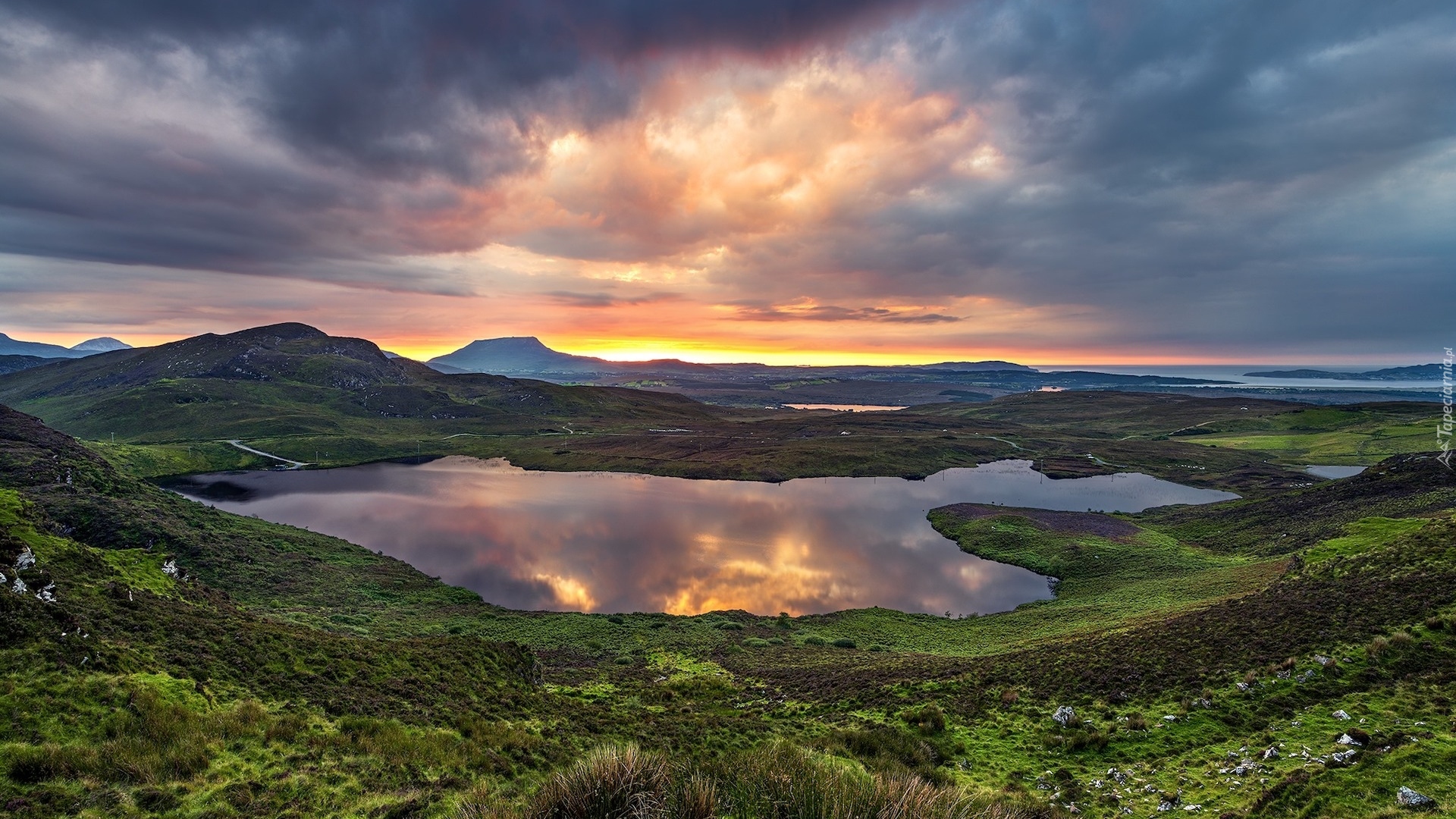 Irlandia, Hrabstwo Donegal, Góry Derryveagh, Jezioro, Greenan Lough, Odbicie, Chmury