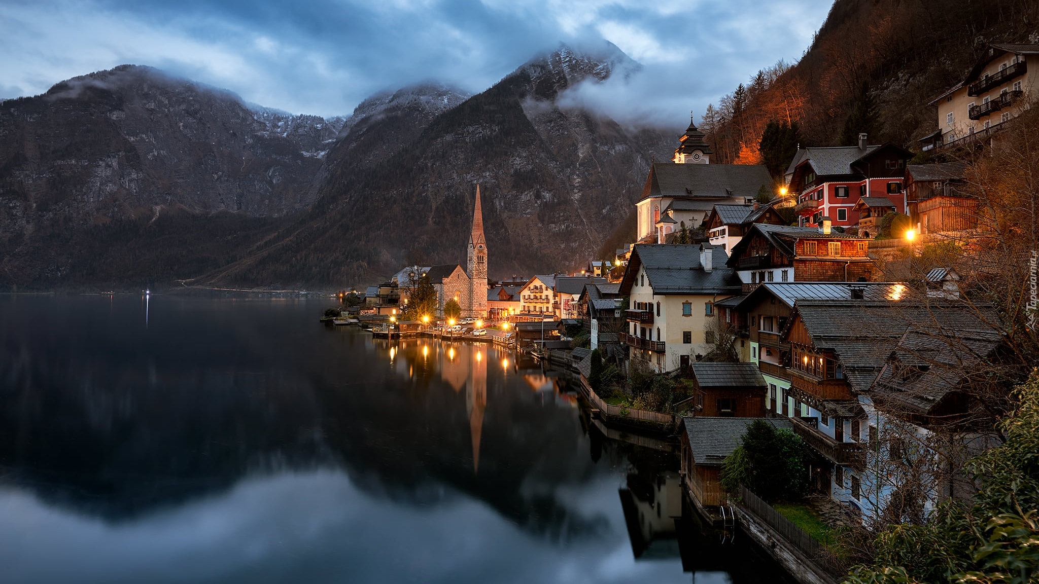 Góry, Alpy Salzburskie, Jezioro Hallstattersee, Domy, Kościół, Hallstatt, Austria