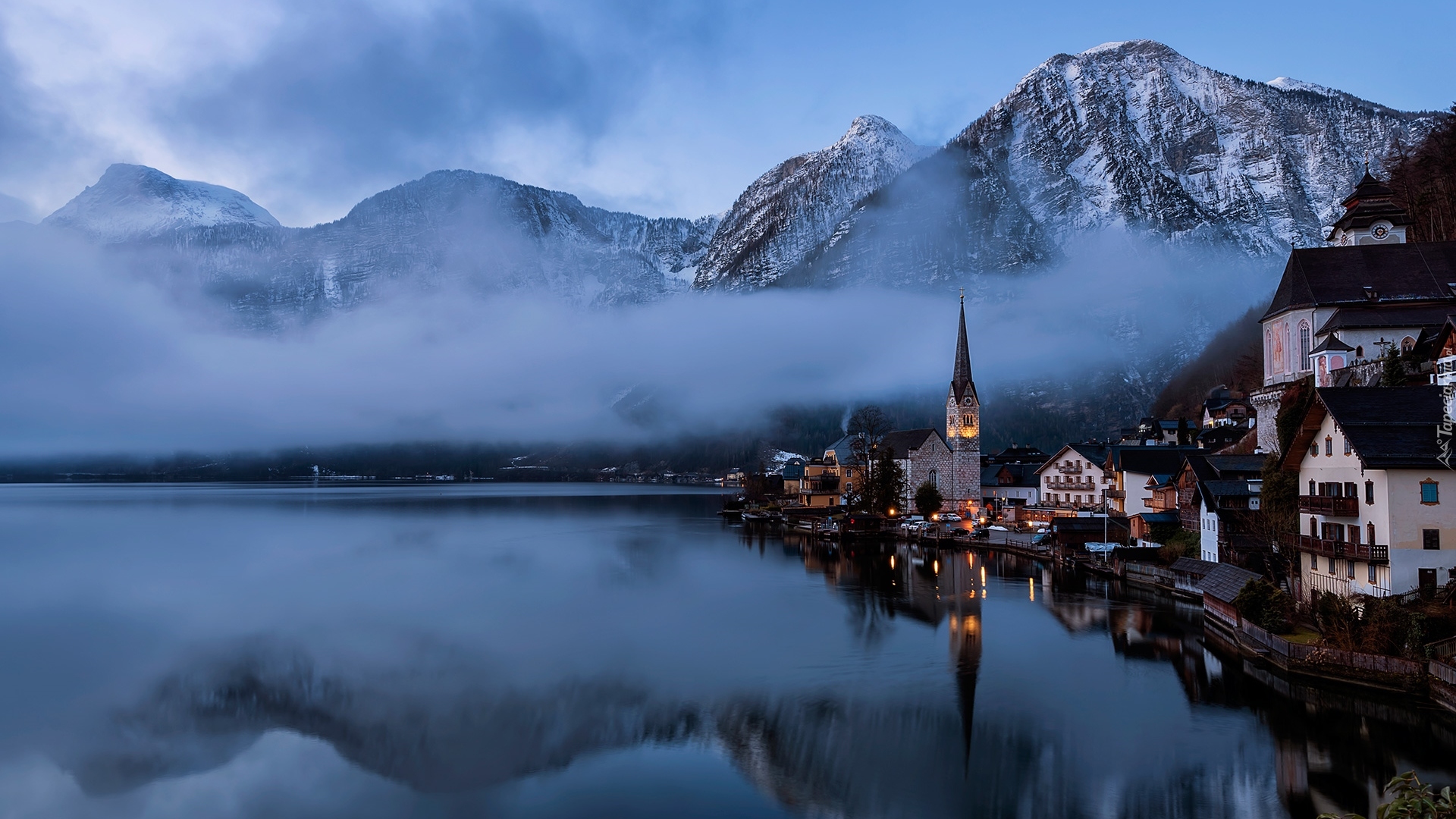 Austria, Hallstatt, Góry, Alpy Salzburskie, Jezioro Hallstattersee, Domy, Mgła