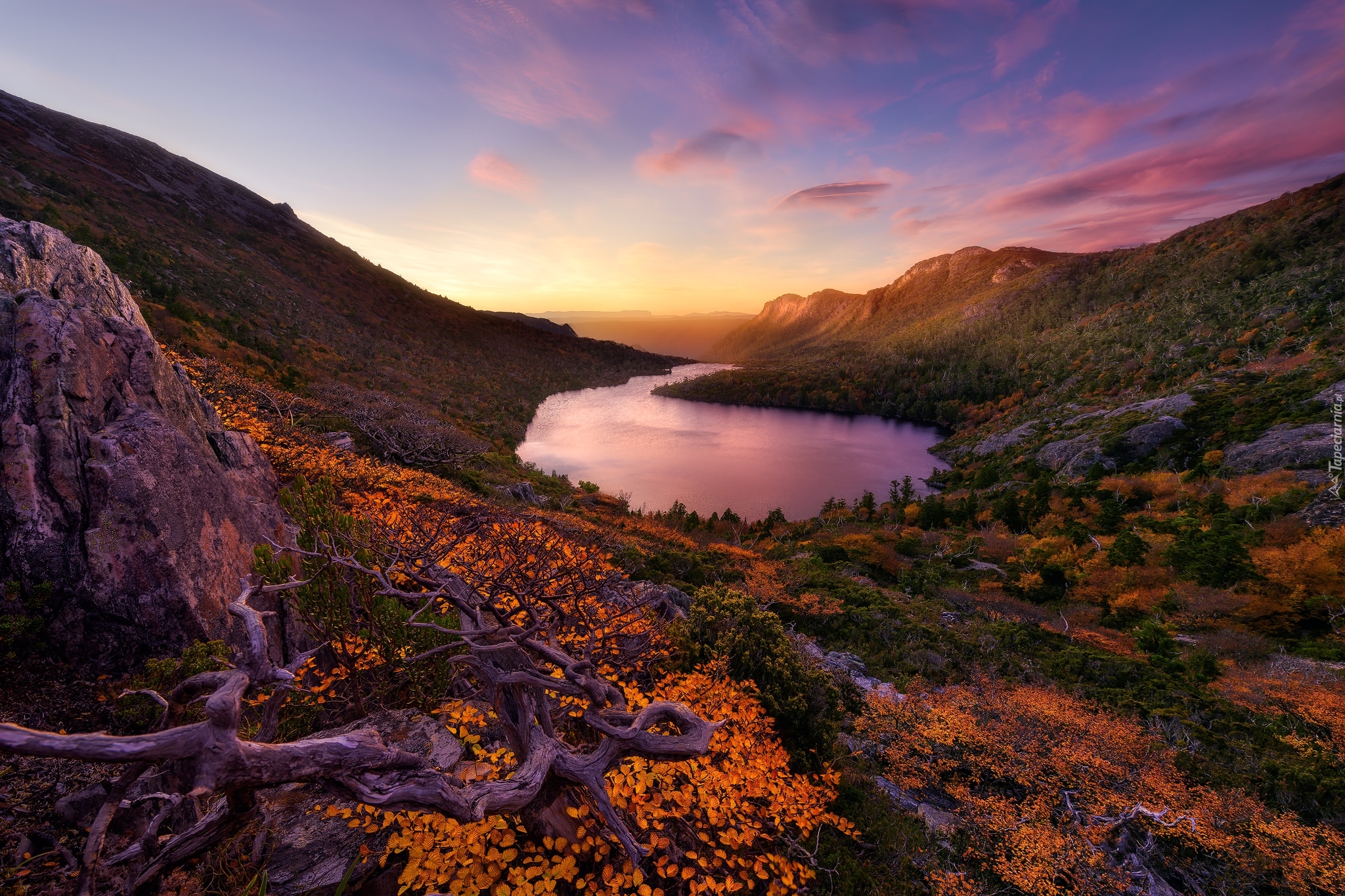 Australia, Tasmania, Park Narodowy Cradle Mountain-Lake St Clair,  Jezioro Hansona, Góry