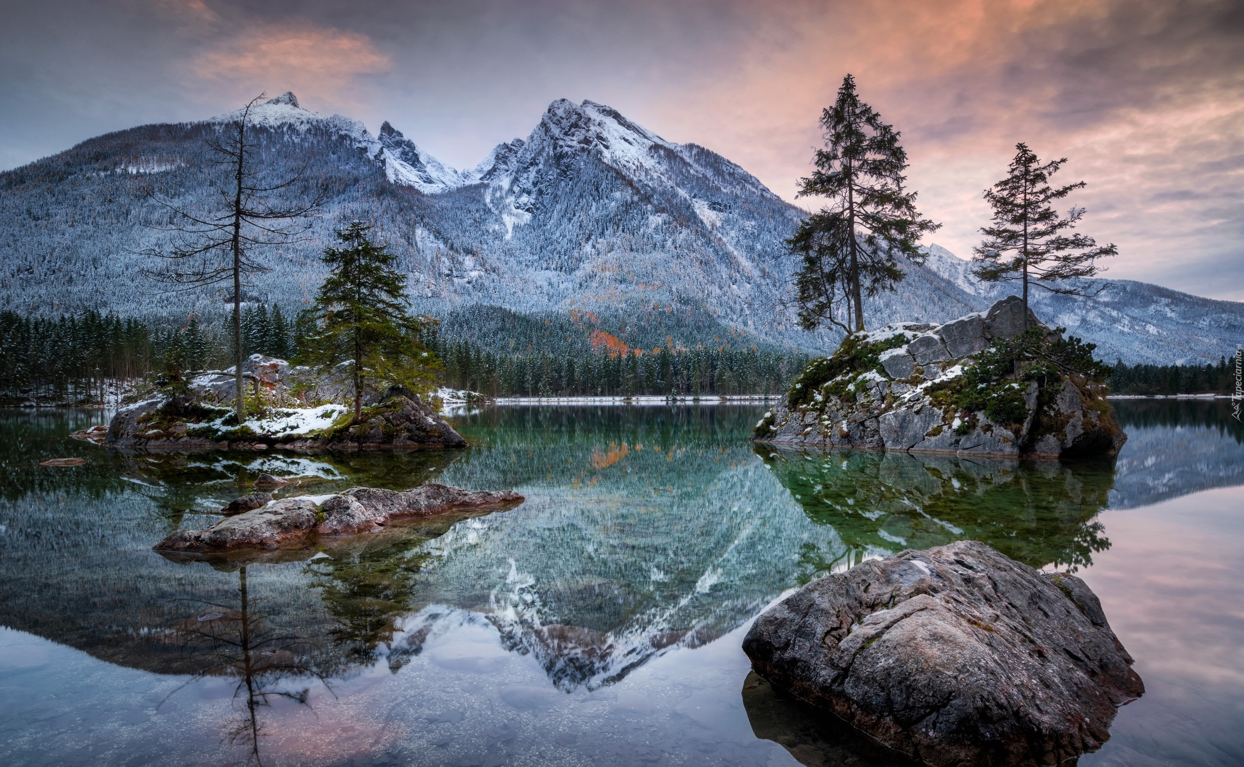 Niemcy, Bawaria, Góry Alpy, Jezioro Hintersee, Skały, Świerki, Śnieg, Odbicie