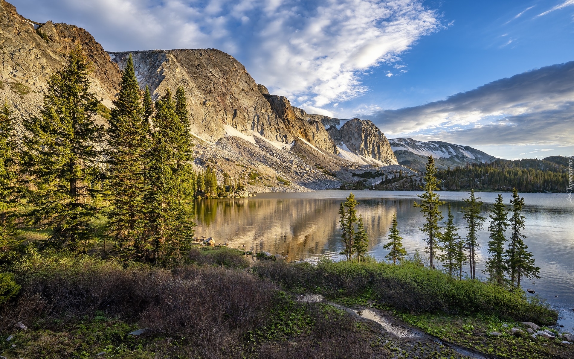 Góry, Snowy Range, Jezioro, Drzewa, Chmury, Odbicie, Wyoming, Stany Zjednoczone