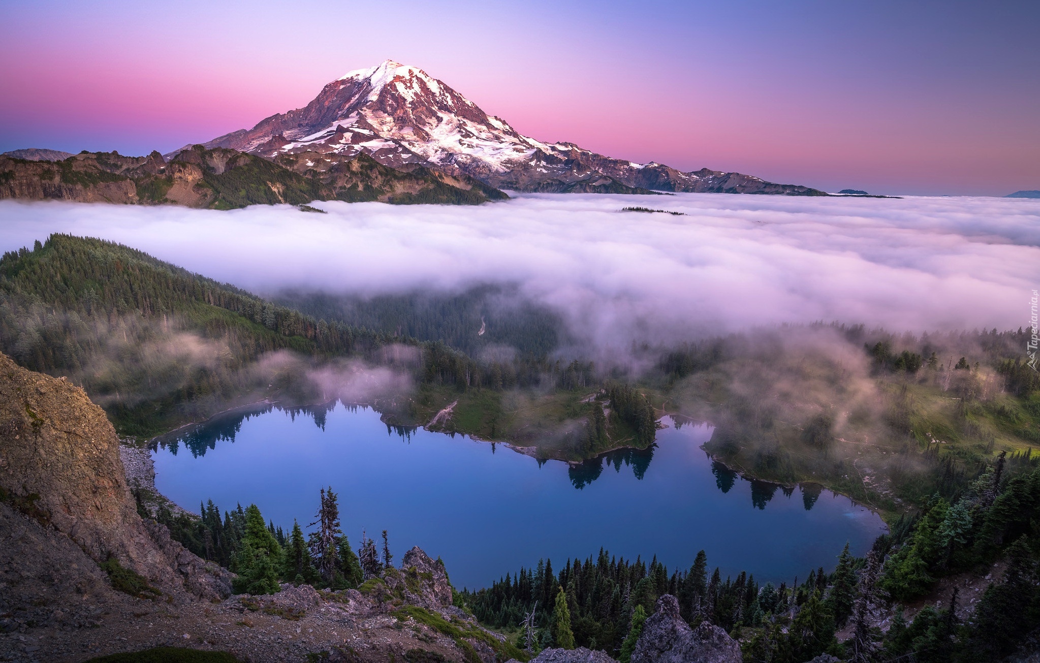 Mgła, Lasy, Drzewa, Zachód słońca, Góra, Mount Rainier, Park Narodowy Mount Rainier, Jezioro, Eunice Lake, Stan Waszyngton, Stany Zjednoczone