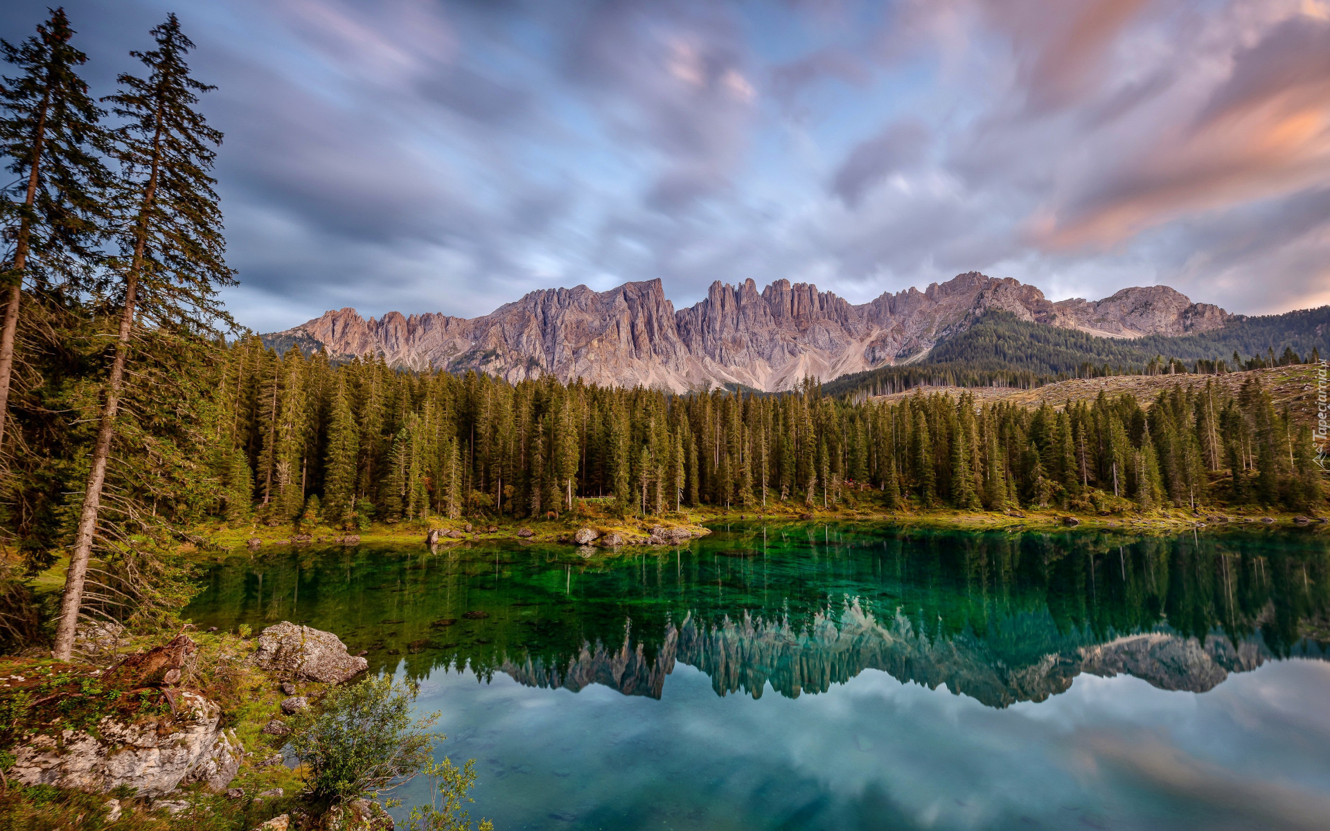 Włochy, Południowy Tyrol, Góry, Dolomity, Góra Latemar, Jezioro, Karersee Lake, Lasy, Drzewa, Chmury, Odbicie