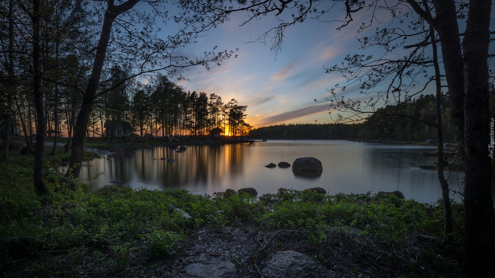 Jezioro Keitele, Wieś Niinilahti, Region Kymenlaakso, Finlandia, Drzewa, Domy, Wieczór, Zachód słońca