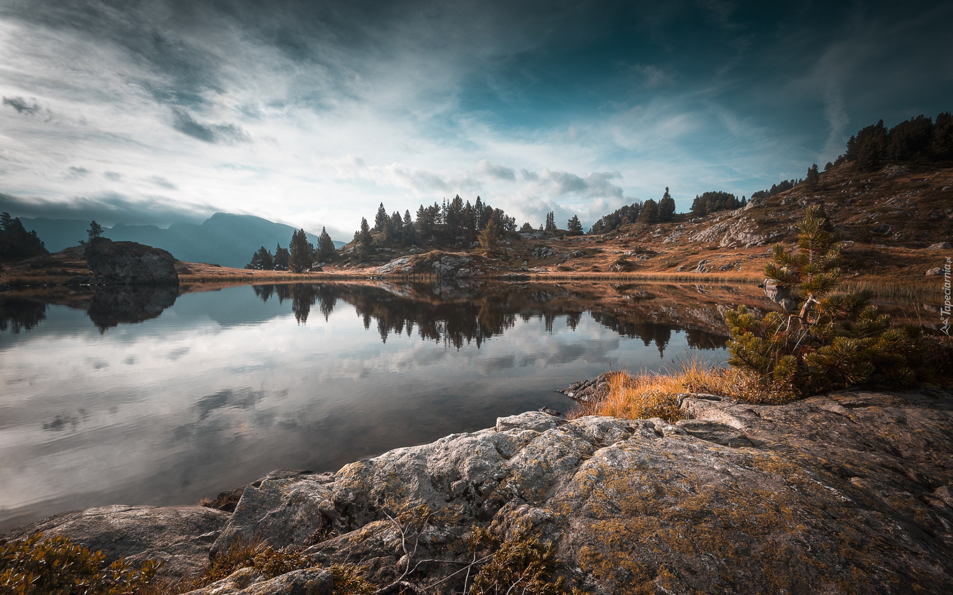 Jezioro Lac Achard, Skały, Odbicie, Ośrodek Chamrousse, Miejscowość Livet et Gavet, Departament Isere, Francja