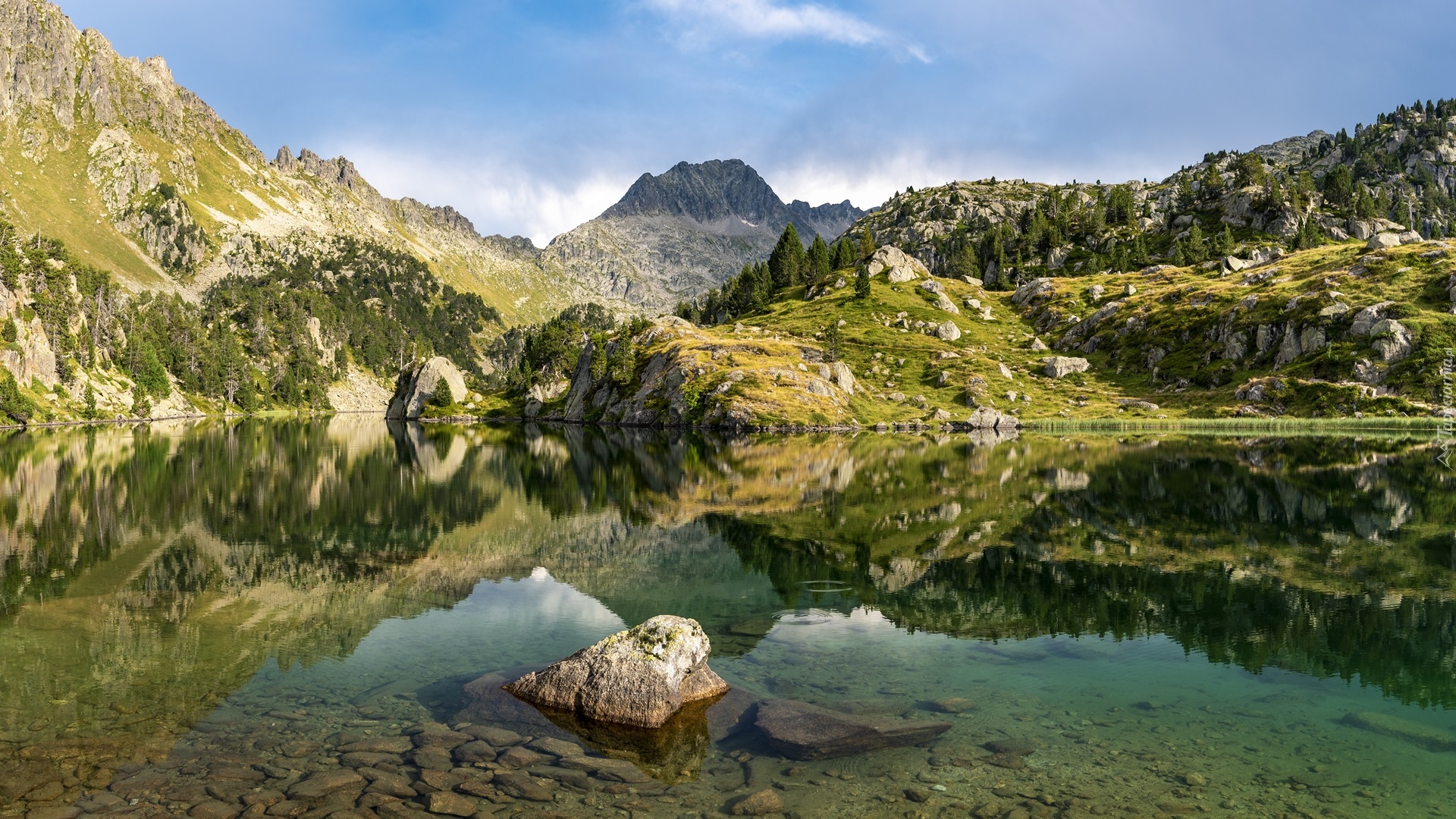 Góry, Pireneje, Szczyt Colomers, Jezioro, Lac Long, Drzewa, Gmina Naut Aran, Katalonia, Hiszpania