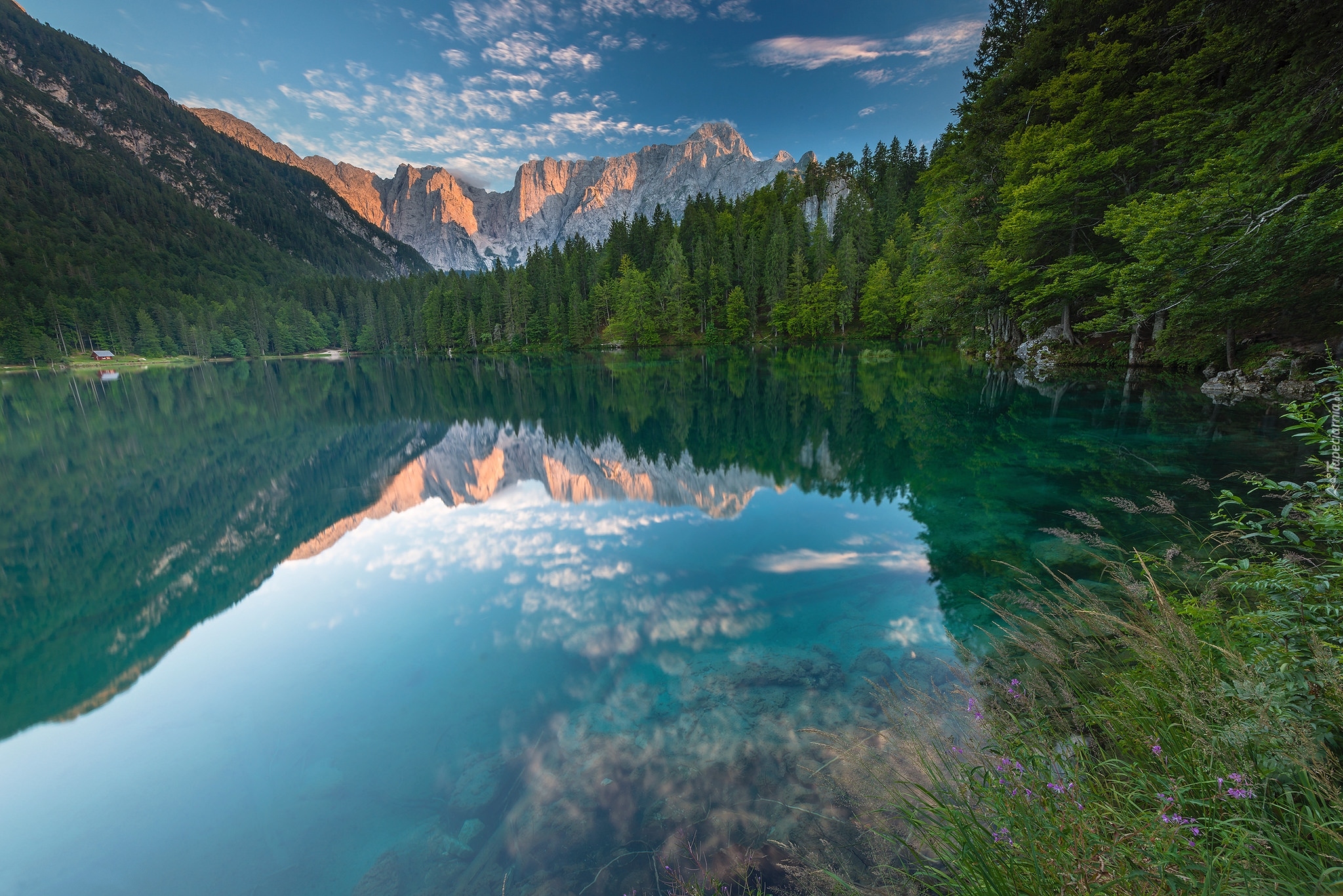 Alpy Julijskie, Góry Mangart, Jezioro Lacs de Fusine, Prowincja Udine, Włochy, Las, Chmury, Odbicie