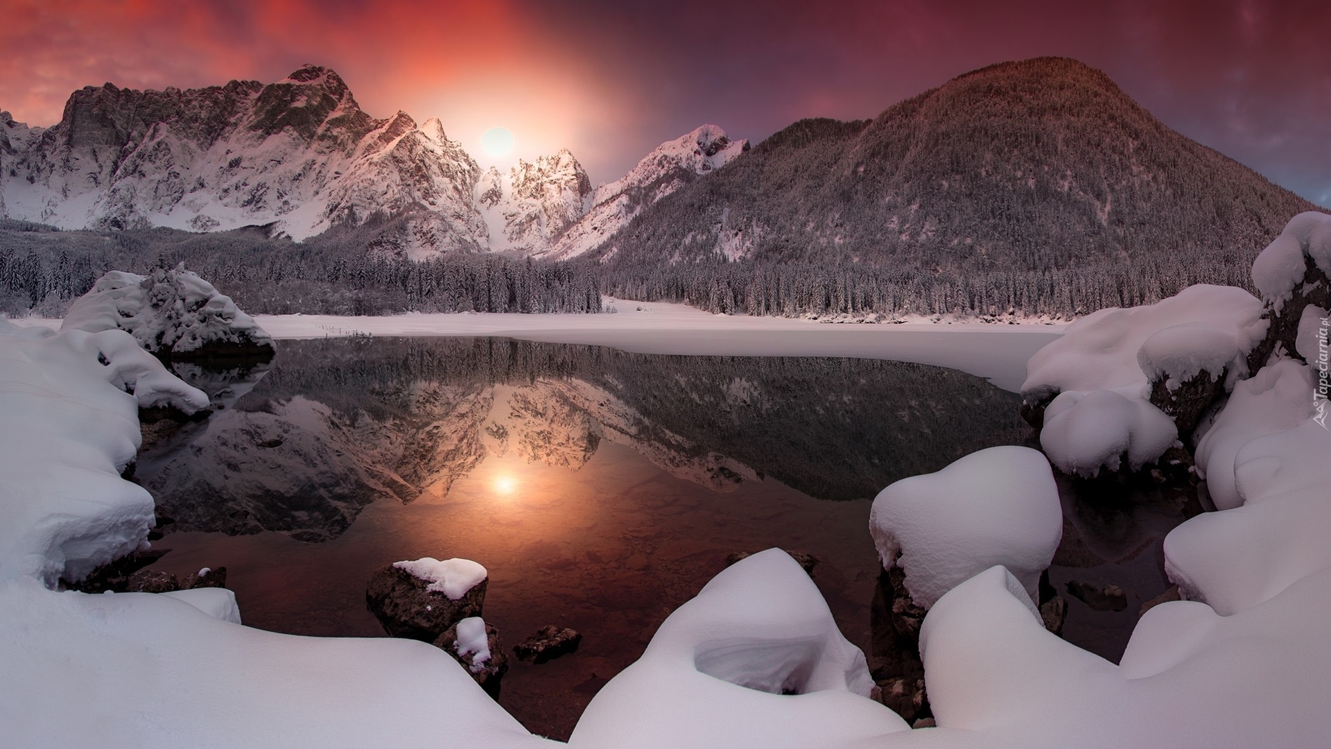 Jezioro Lacs de Fusine, Prowincja Udine, Miejscowość Tarvisio, Włochy, Góry Alpy Julijskie, Zima