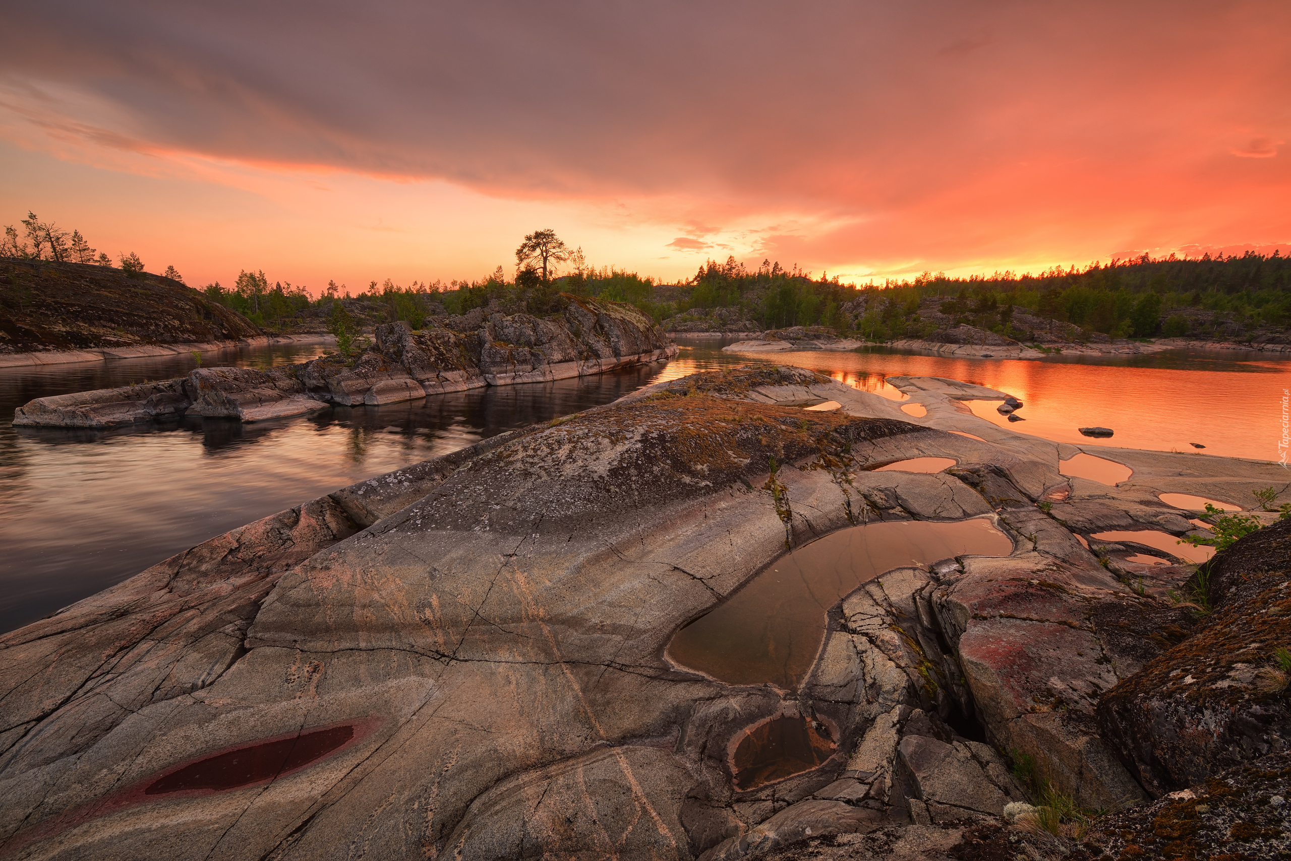 Zachód słońca, Jezioro Ładoga, Skały, Drzewa, Karelia, Rosja