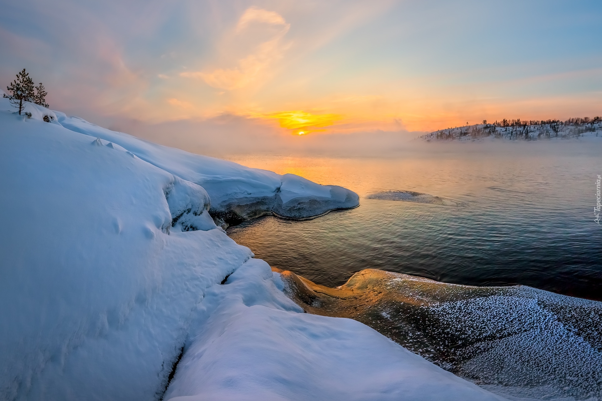 Duże Jezioro W Rosji Krzyżówka Jezioro Ładoga w Rosji we wschodzącym słońcu