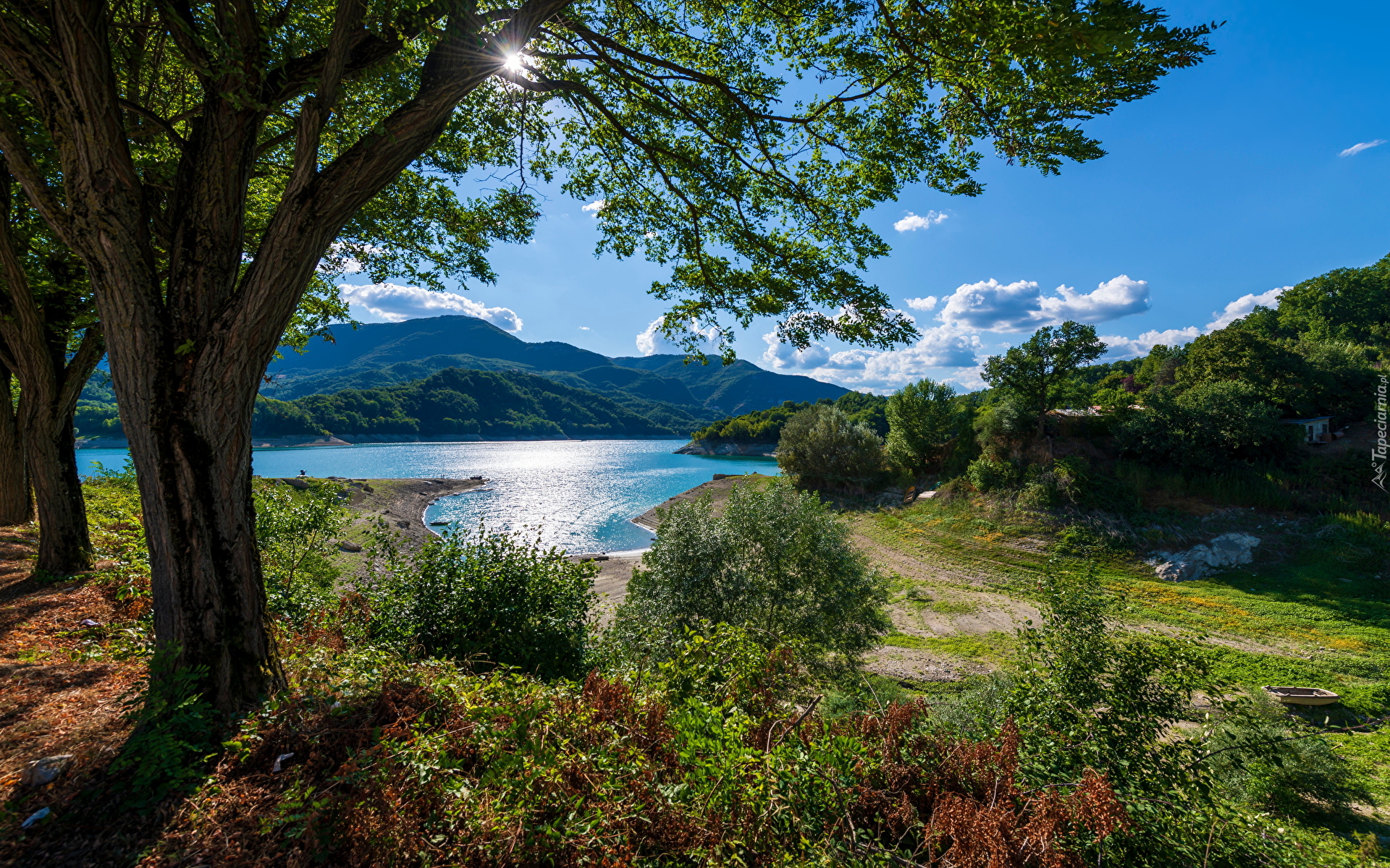 Góry, Jezioro, Lago del Salto, Drzewa, Krzewy, Obłoki, Promienie słońca, Lacjum, Włochy