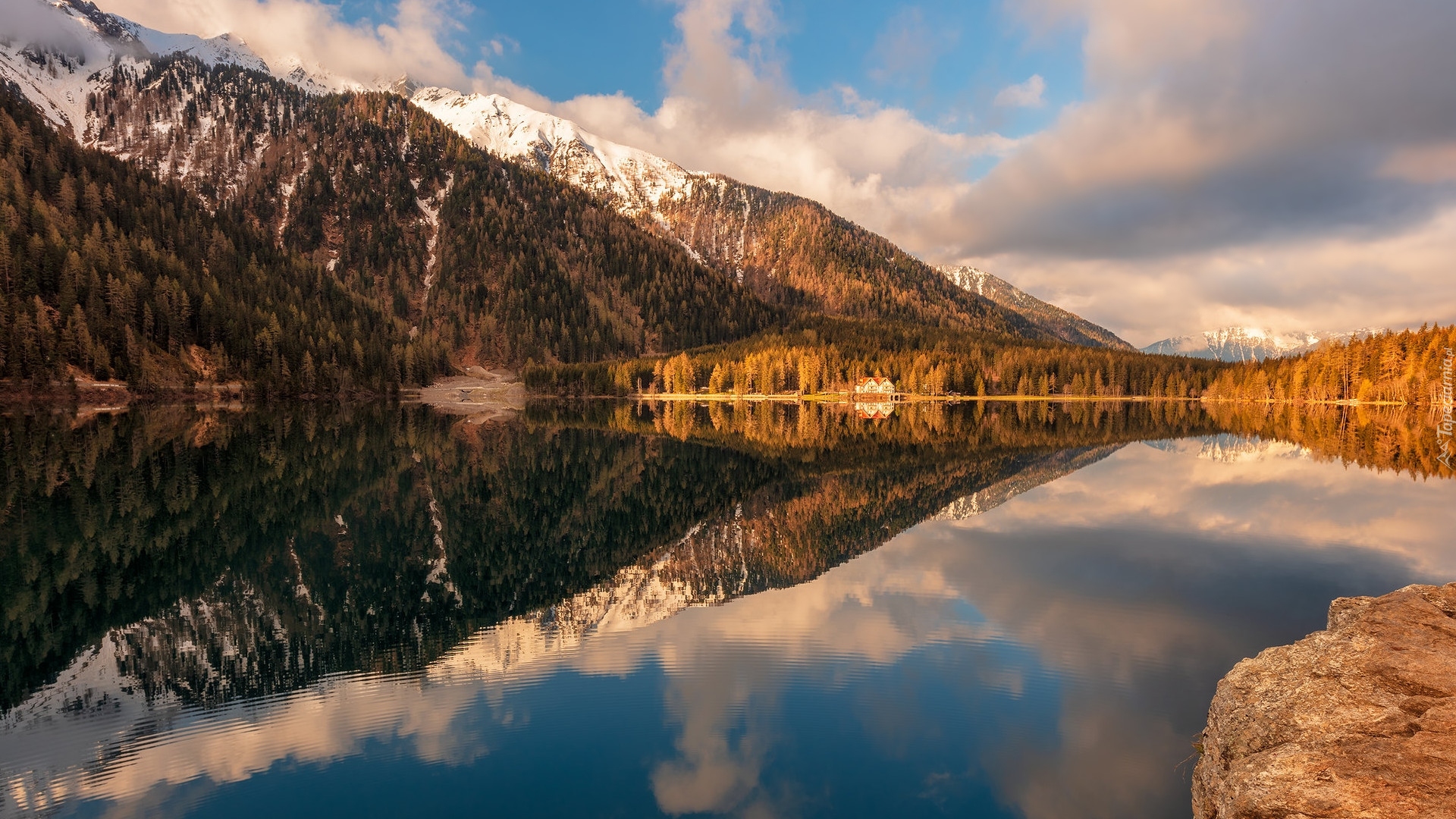 Jesień, Góry, Jezioro, Anterselva Lake, Antholzer See, Dolomity, Drzewa, Modrzewie, Dom, Hotel Seehaus, Włochy