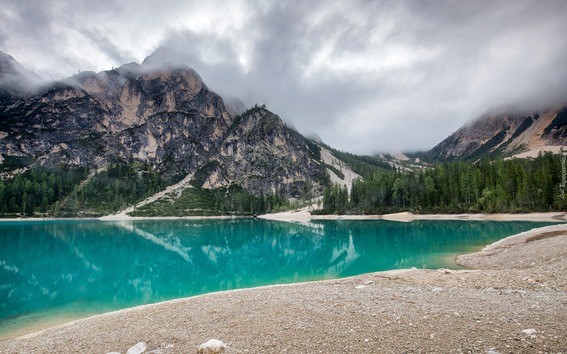 Włochy, Dolomity, Jezioro, Lago di Braies, Góry, Niebo, Chmury, Mgła, Las, Drzewa