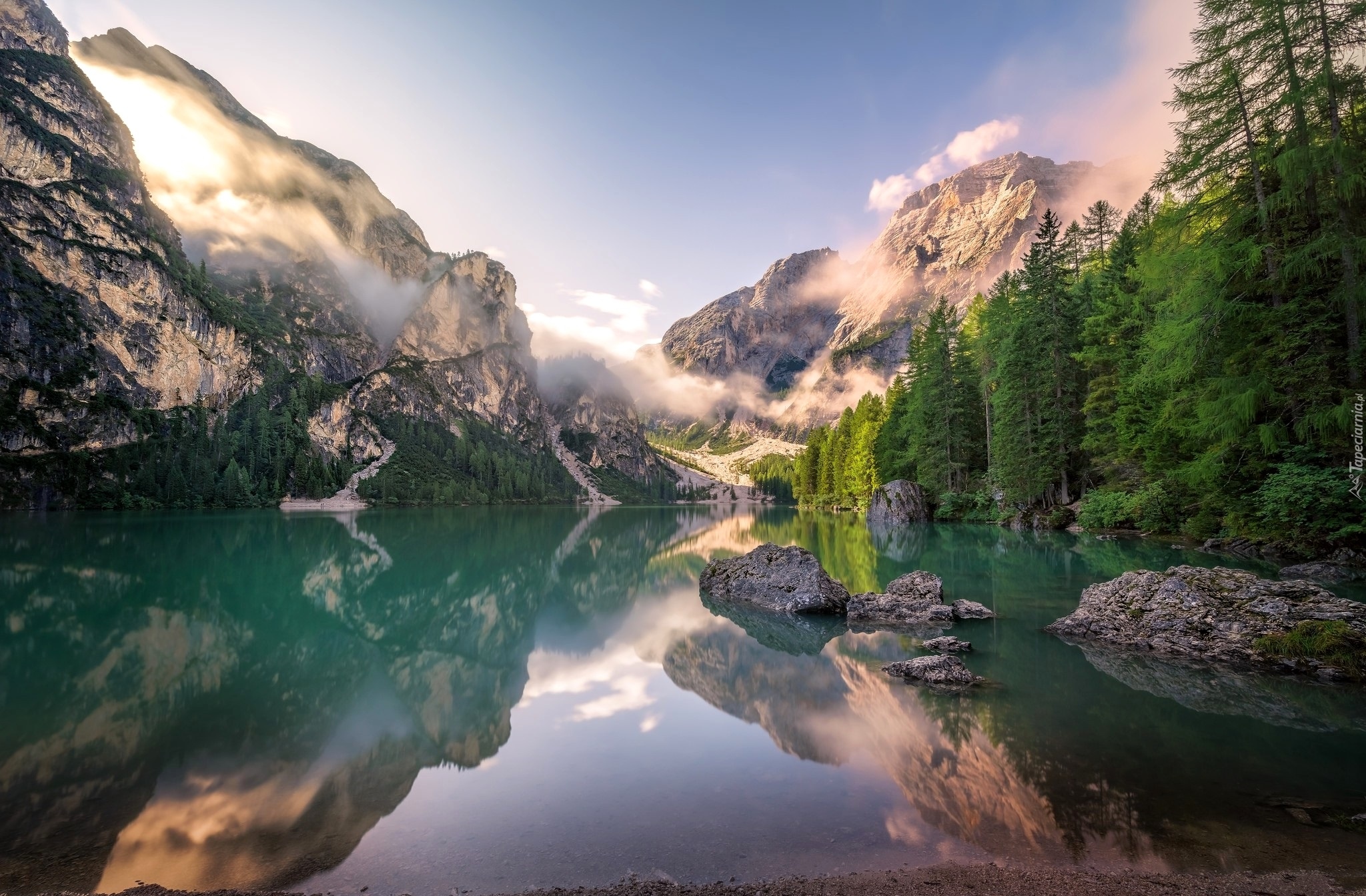 Włochy, Region Trydent-Górna Adyga, Jezioro Lago di Braies - Pragser Wildsee, Góry, Jezioro, Mgła, Drzewa, Odbicie