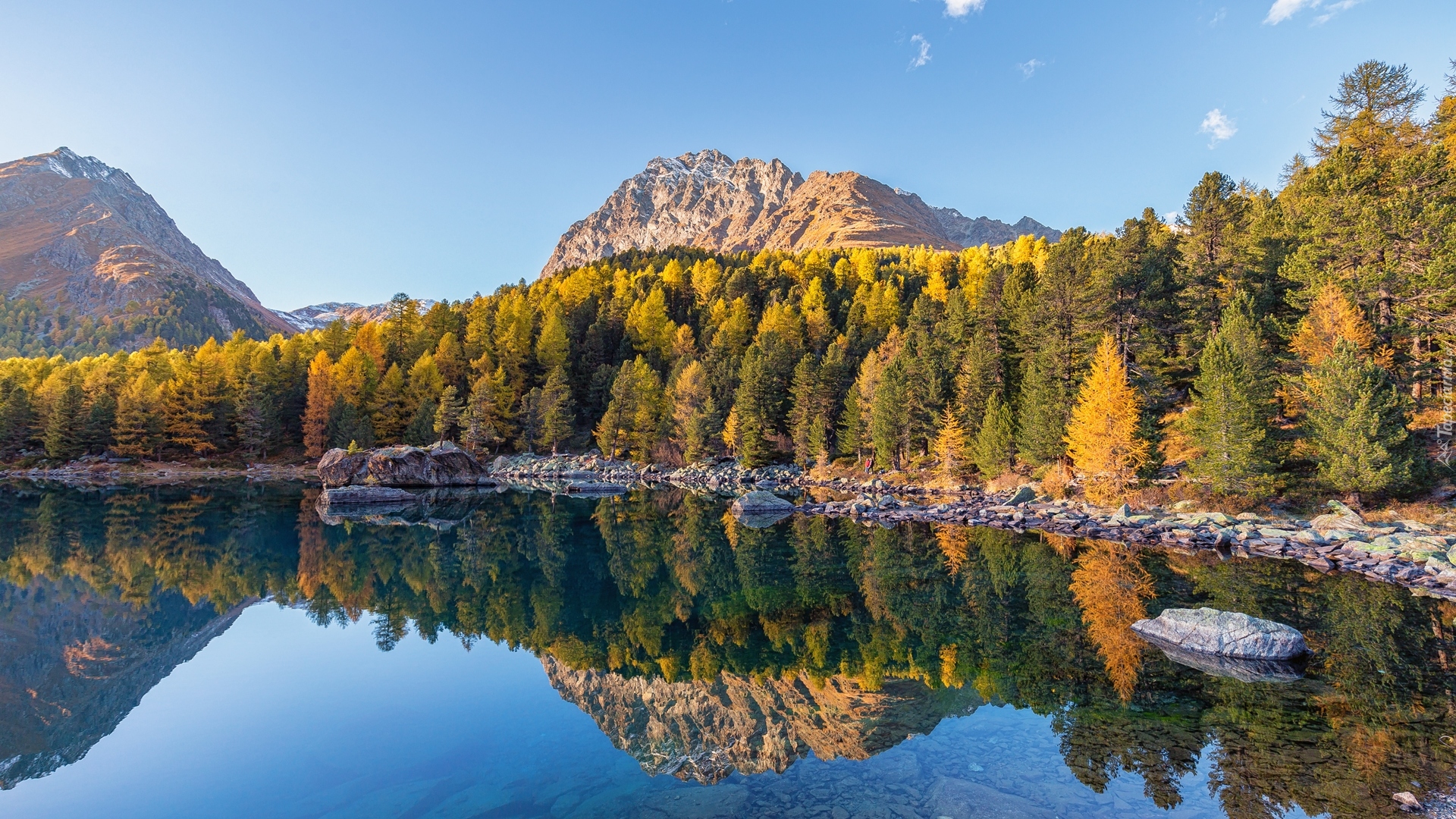 Szwajcaria, Kanton Gryzonia, Góry Alpy, Dolina Val di Campo, Jezioro Lago di Saoseo, Kamienie, Drzewa, Jesień, Odbicie