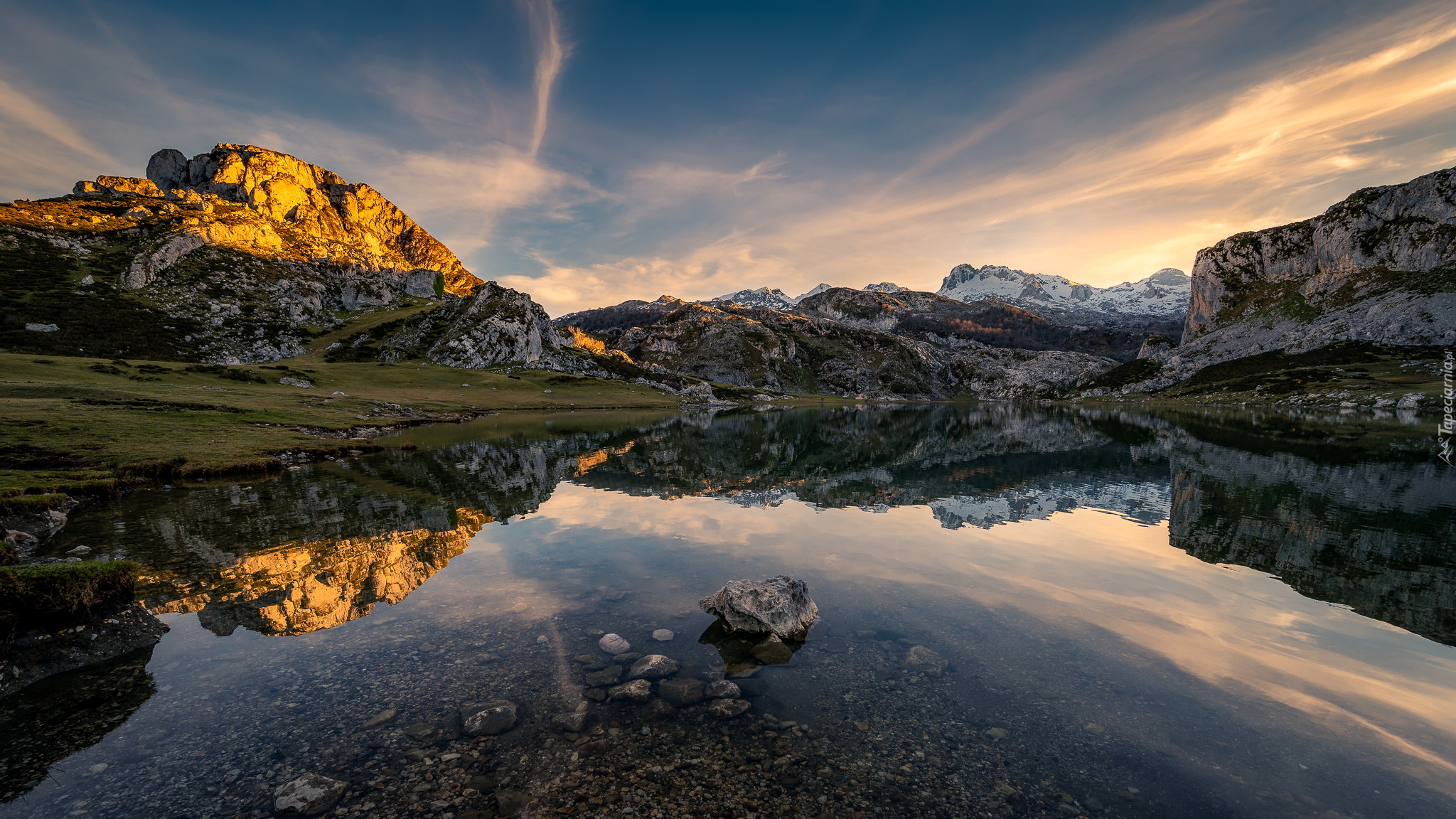 Zachód słońca, Góry, Jezioro Covadonga, Lagos de Covadonga, Skały, Kamienie, Odbicie, Park Narodowy Picos de Europa, Asturia, Hiszpania