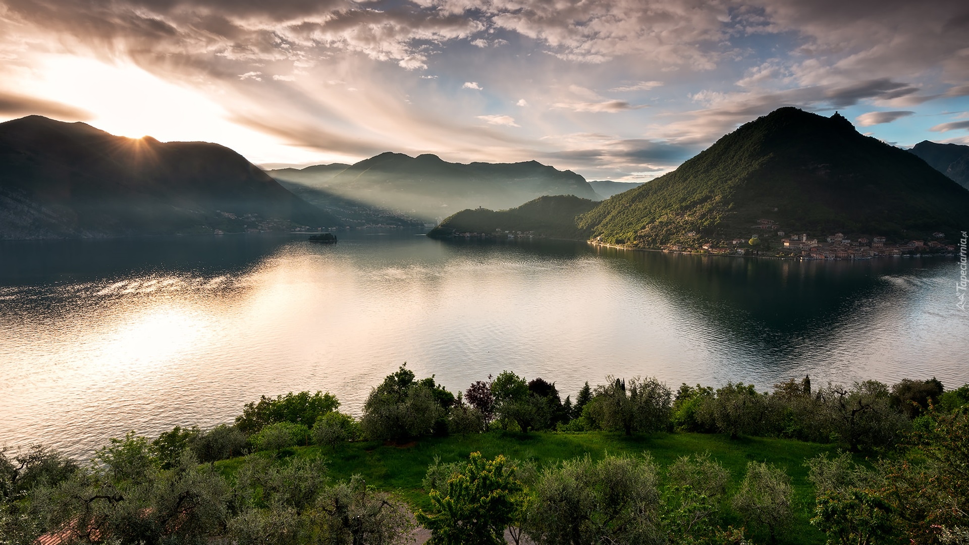 Włochy, Jezioro, Lake Iseo, Góry, Alpy Lombardzkie, Drzewa, Domy, Wschód słońca